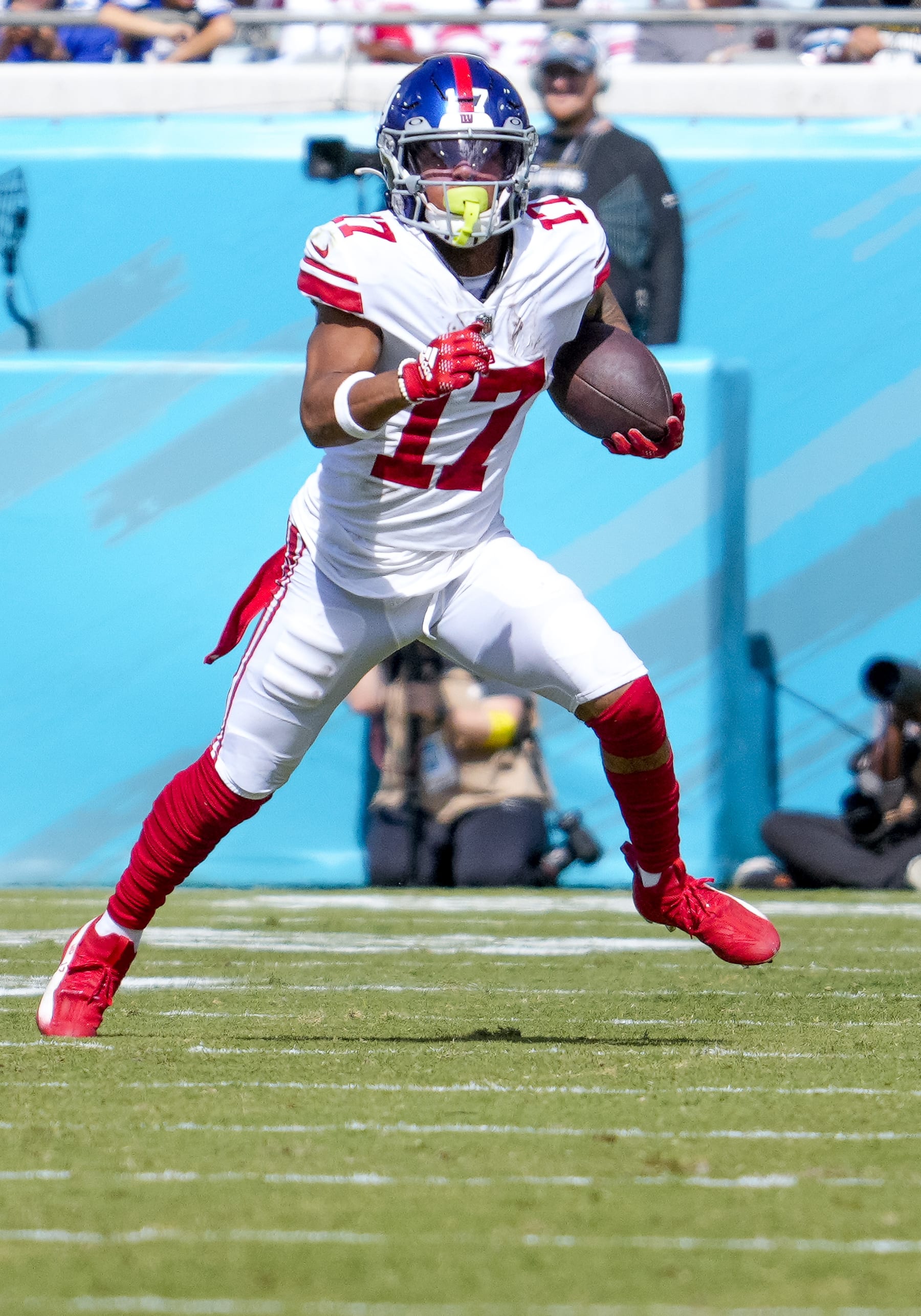 JACKSONVILLE, FL - OCTOBER 23: New York Giants wide receiver Wan'Dale Robinson (17) receive a pass during the NFL Football match between the Jacksonville Jaguars and New York Giants on October 23, 2022 at TIAA Bank Field, FL. (Photo by Andrew Bershaw/Icon Sportswire via Getty Images)