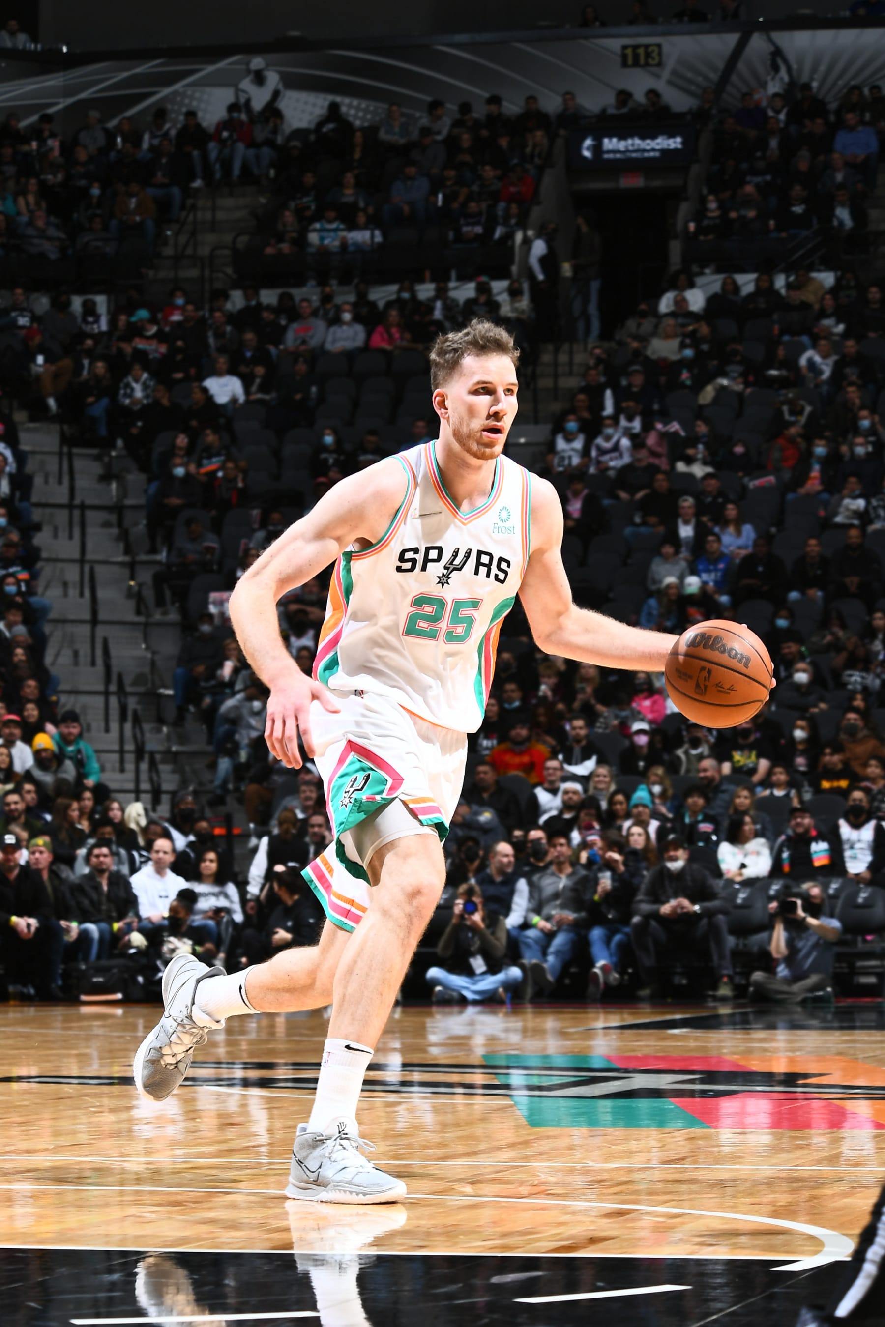 SAN ANTONIO, TX - JANUARY 21: Jakob Poeltl #25 of the San Antonio Spurs drives to the basket during the game against the Brooklyn Nets on January 21, 2022 at the AT&T Center in San Antonio, Texas. NOTE TO USER: User expressly acknowledges and agrees that, by downloading and or using this photograph, user is consenting to the terms and conditions of the Getty Images License Agreement. Mandatory Copyright Notice: Copyright 2022 NBAE (Photos by Michael Gonzales/NBAE via Getty Images)