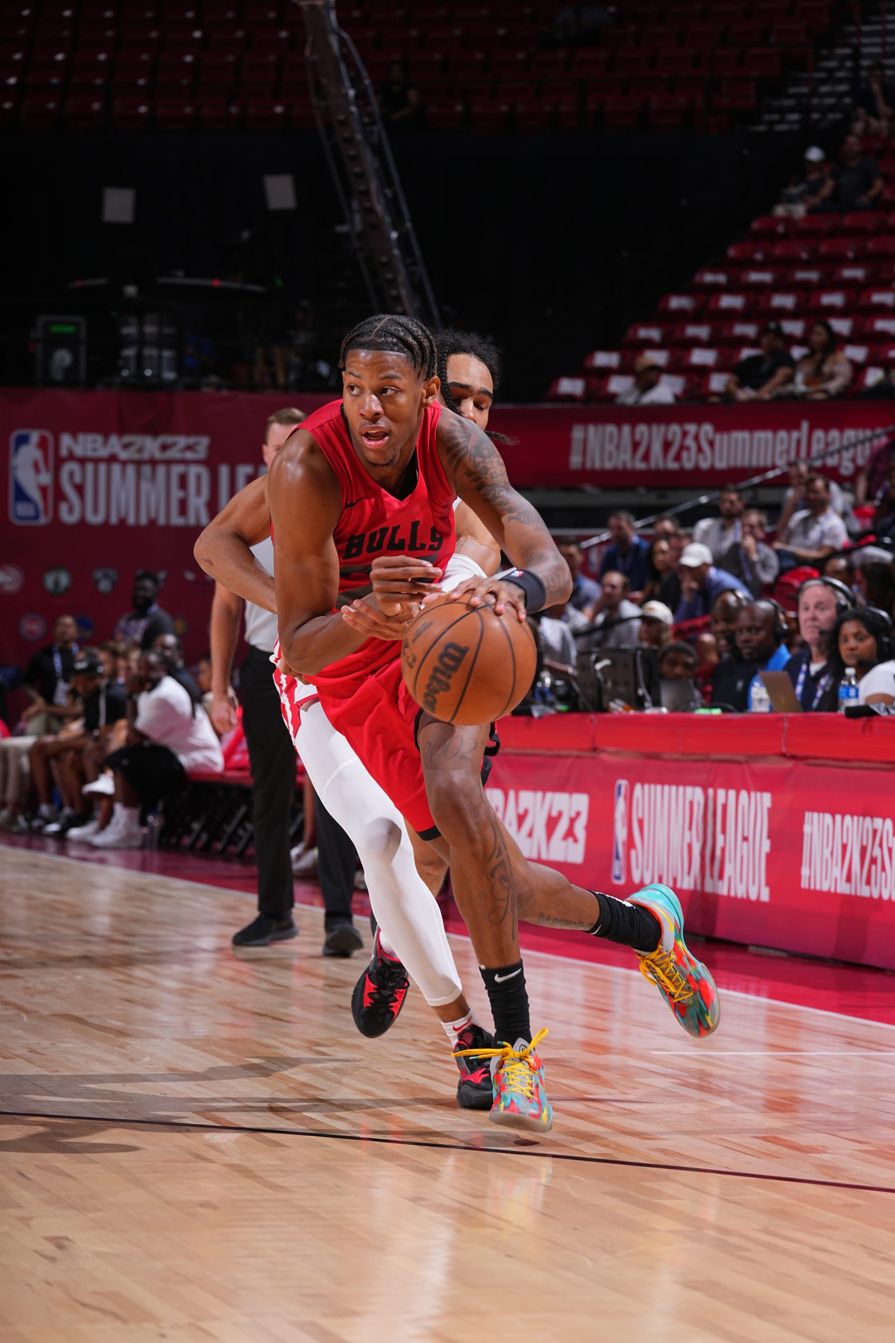Las Vegas, NV - JULY 12: Dalen Terry #25 of the Chicago Bulls drives to the basket during the game against the Toronto Raptors during the 2022 Las Vegas Summer League on July 12, 2022 at the Thomas & Mack Center in Las Vegas, Nevada. NOTE TO USER: User expressly acknowledges and agrees that, by downloading and/or using this Photograph, user is consenting to the terms and conditions of the Getty Images License Agreement. Mandatory Copyright Notice: Copyright 2022 NBAE (Photo by Bart Young/NBAE via Getty Images)