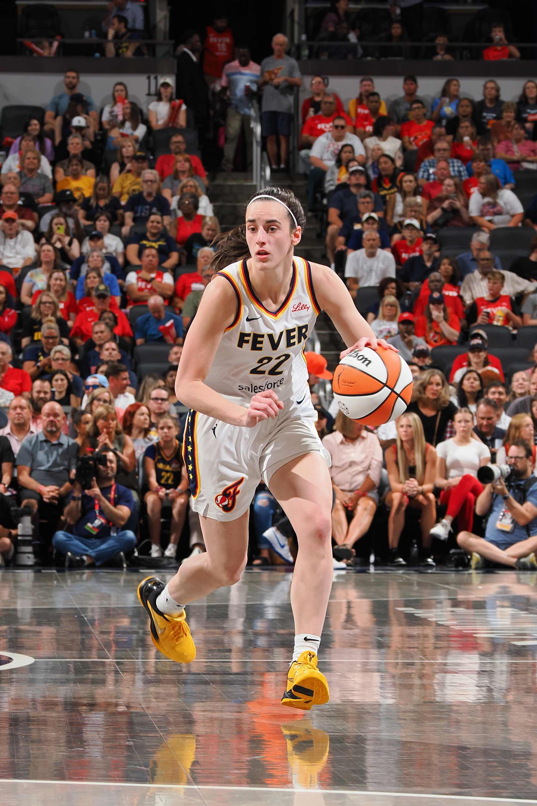 INDIANAPOLIS, IN - AUGUST 28: Caitlin Clark #22 of the Indiana Fever handles the ball during the game against the Connecticut Sun on August 28, 2024 at Gainbridge Fieldhouse in Indianapolis, Indiana. NOTE TO USER: User expressly acknowledges and agrees that, by downloading and or using this Photograph, user is consenting to the terms and conditions of the Getty Images License Agreement. Mandatory Copyright Notice: Copyright 2024 NBAE (Photo by Ron Hoskins/NBAE via Getty Images)