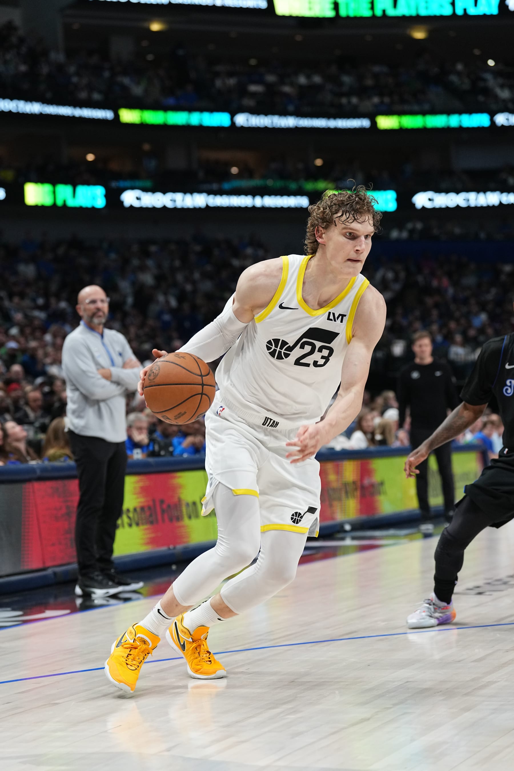 DALLAS, TX - MARCH 21: Lauri Markkanen #23 of the Utah Jazz drives to the basket during the game against the Dallas Mavericks on March 21, 2024 at the American Airlines Center in Dallas, Texas. NOTE TO USER: User expressly acknowledges and agrees that, by downloading and or using this photograph, User is consenting to the terms and conditions of the Getty Images License Agreement. Mandatory Copyright Notice: Copyright 2024 NBAE (Photo by Glenn James/NBAE via Getty Images)