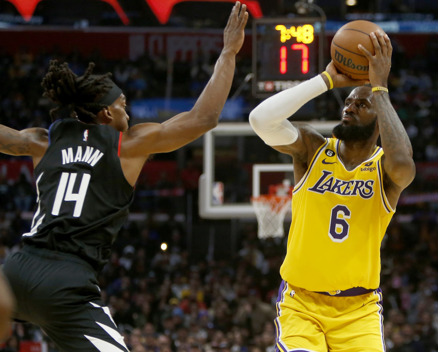 LOS ANGELES, CALIF. - NOV. 9, 2022. Lakers forward LeBron James puts up a shot against Clippers guard Terance Mann in the fourth quarter at Crypto.com Arena in Los Angeles on Wednesday night, Nov. 9, 2022. (Luis Sinco / Los Angeles Times via Getty Images)