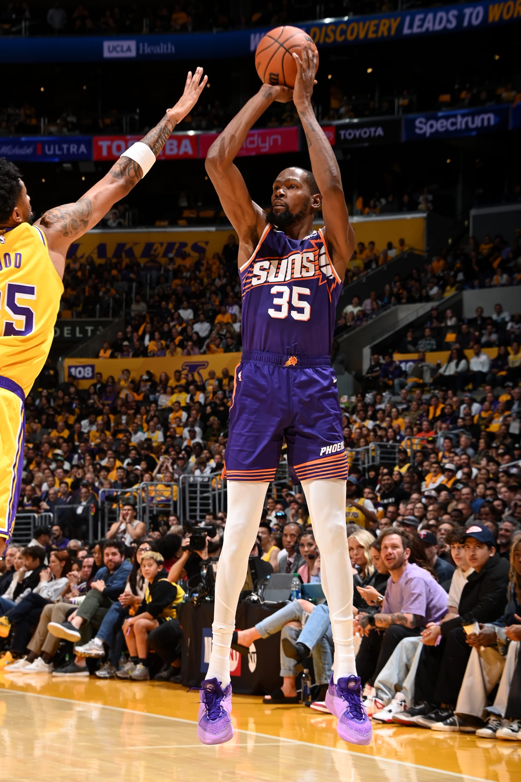 LOS ANGELES, CA - OCTOBER 26: Kevin Durant #35 of the Phoenix Suns shoots the ball during the game against the Los Angeles Lakers on October 26, 2023 at Crypto.Com Arena in Los Angeles, California. NOTE TO USER: User expressly acknowledges and agrees that, by downloading and/or using this Photograph, user is consenting to the terms and conditions of the Getty Images License Agreement. Mandatory Copyright Notice: Copyright 2023 NBAE (Photo by Andrew D. Bernstein/NBAE via Getty Images)