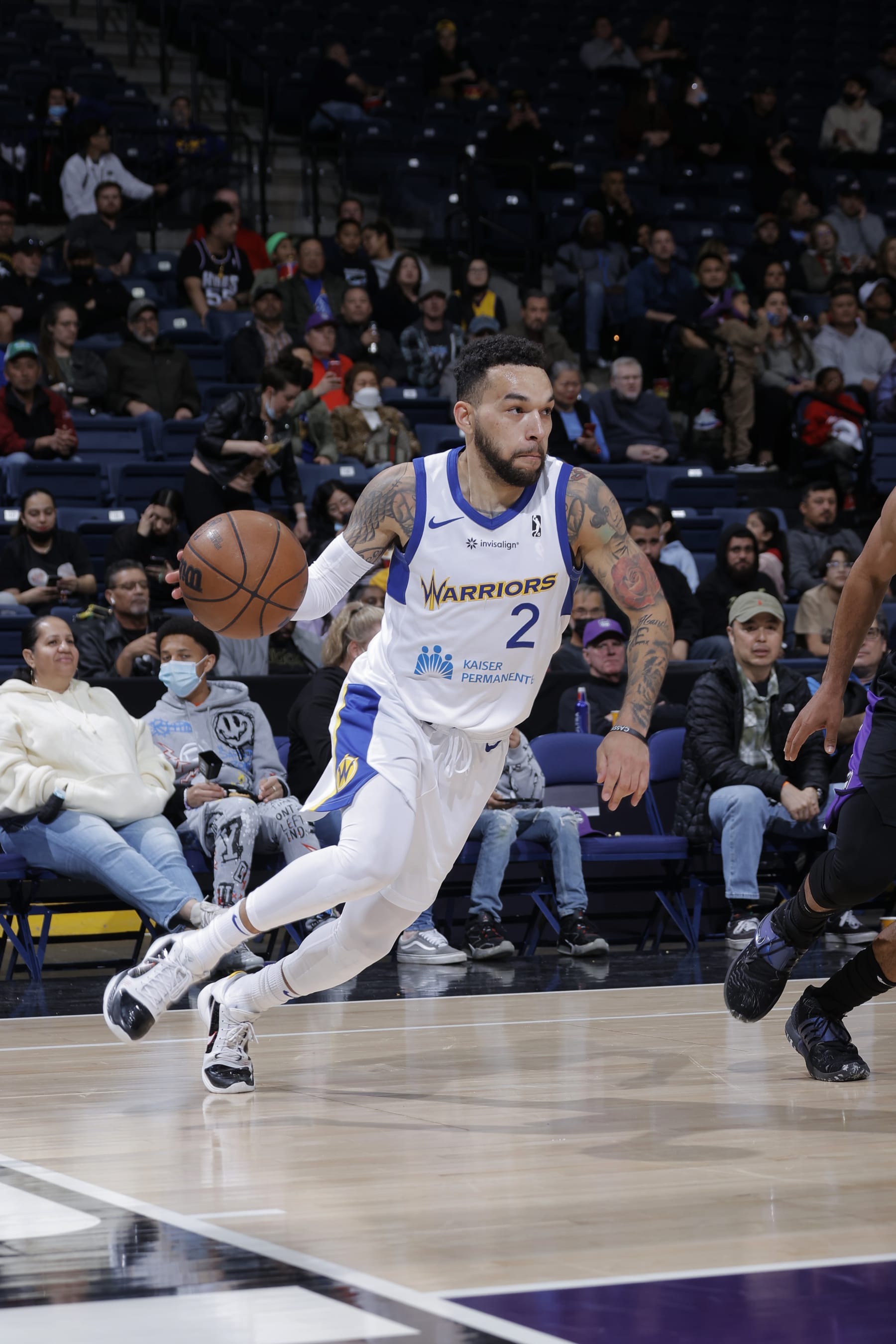 STOCKTON, CA - MARCH 10: Chris Chiozza #2 of the Santa Cruz Warriors drives to the basket during the game against the Stockton Kings at Stockton Arena on March 10, 2022 in Stockton, California. NOTE TO USER: User expressly acknowledges and agrees that, by downloading and or using this photograph, User is consenting to the terms and conditions of the Getty Images Agreement. Mandatory Copyright Notice: Copyright 2022 NBAE (Photo by Rocky Widner/NBAE via Getty Images)