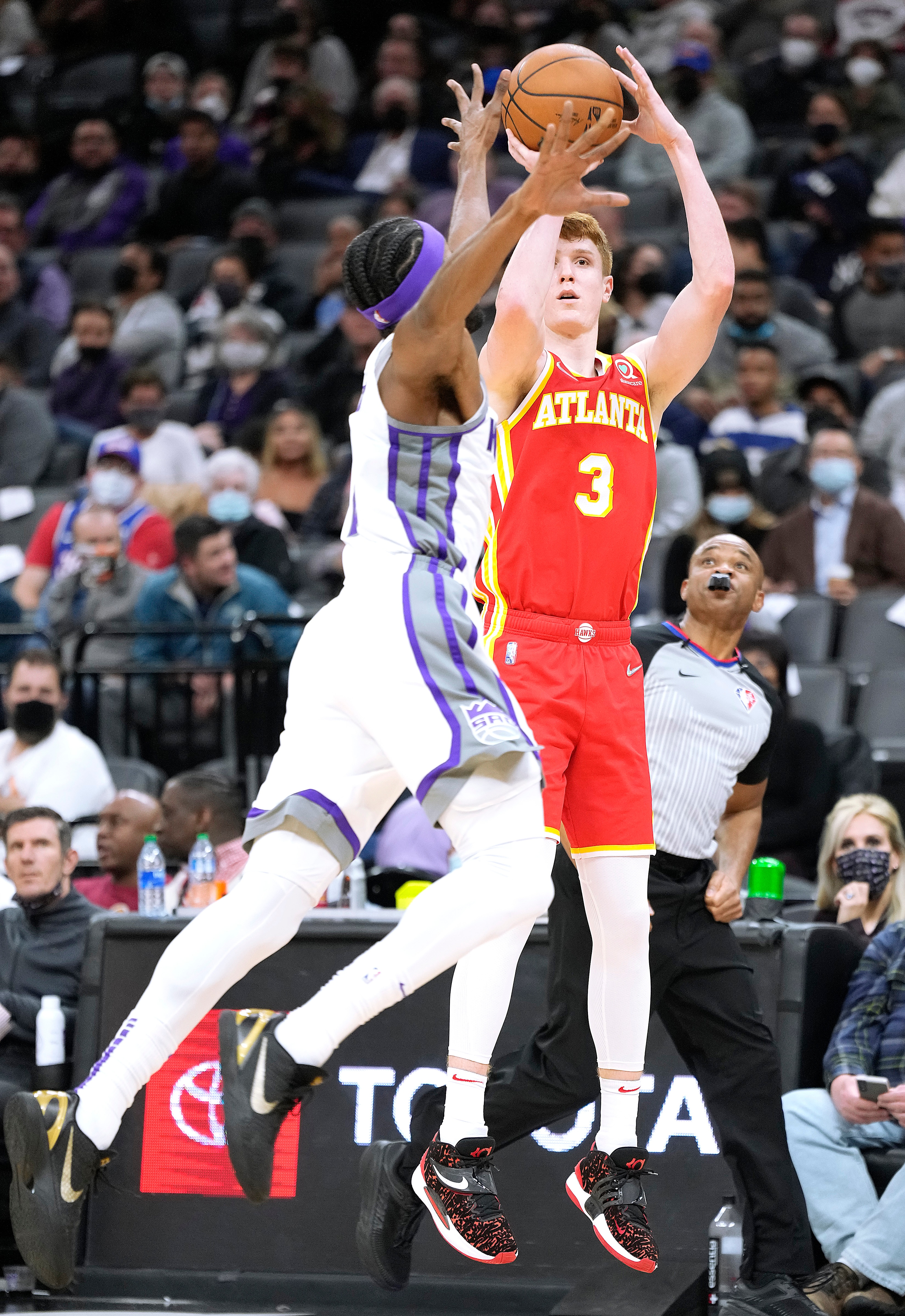 SACRAMENTO, CALIFORNIA - JANUARY 05: Kevin Huerter #3 of the Atlanta Hawks shoots over Maurice Harkless #8 of the Sacramento Kings during the fourth quarter at Golden 1 Center on January 05, 2022 in Sacramento, California. NOTE TO USER: User expressly acknowledges and agrees that, by downloading and or using this photograph, User is consenting to the terms and conditions of the Getty Images License Agreement. (Photo by Thearon W. Henderson/Getty Images)