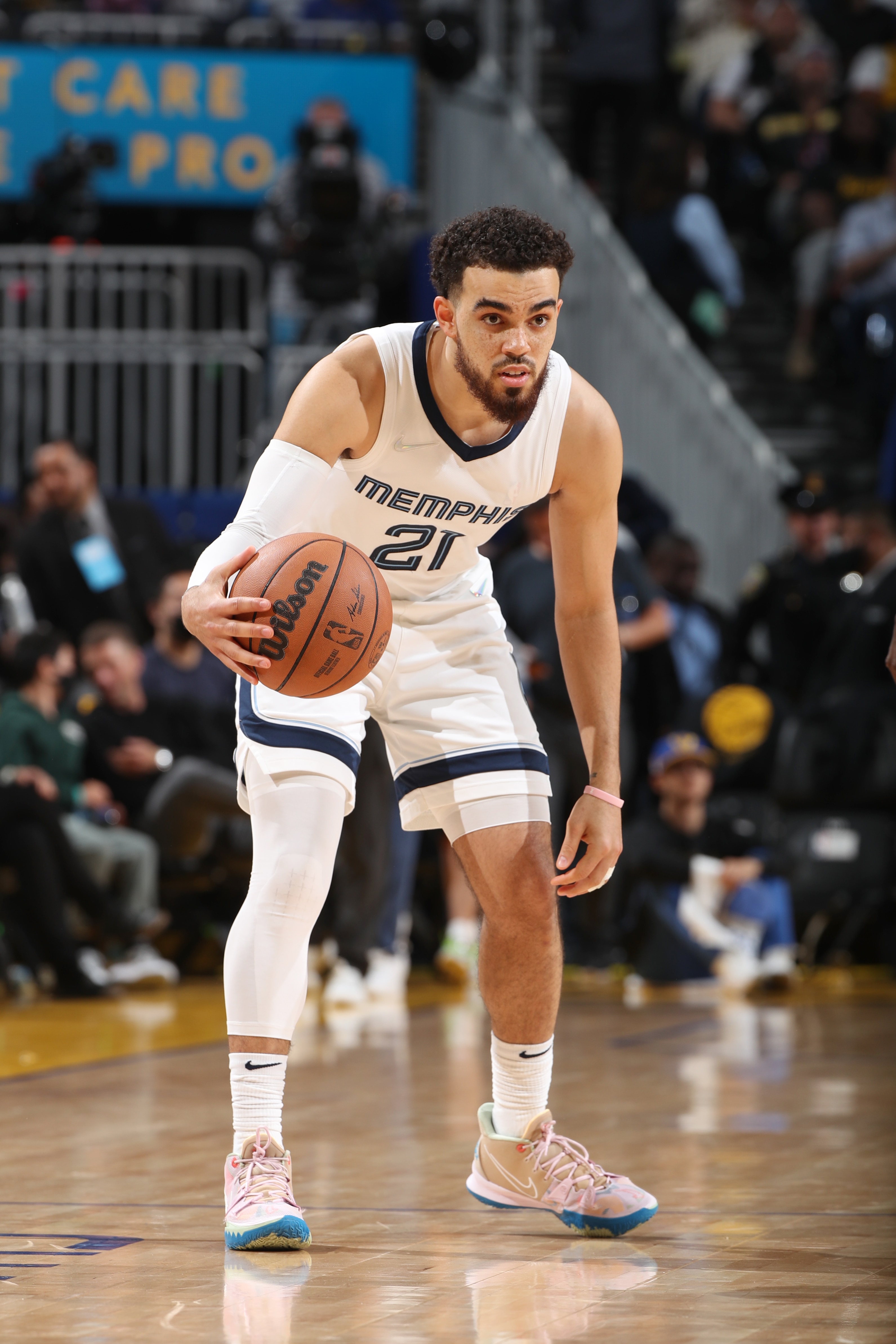 San Francisco, CA - MAY 13: Tyus Jones #21 of the Memphis Grizzlies handles the ball against the Golden State Warriors during Game 6 of the 2022 NBA Playoffs Western Conference Semifinals on May 13, 2021 at Chase Center in San Francisco, California. NOTE TO USER: User expressly acknowledges and agrees that, by downloading and or using this photograph, User is consenting to the terms and conditions of the Getty Images License Agreement. Mandatory Copyright Notice: Copyright 2021 NBAE (Photo by Joe Murphy/NBAE via Getty Images)