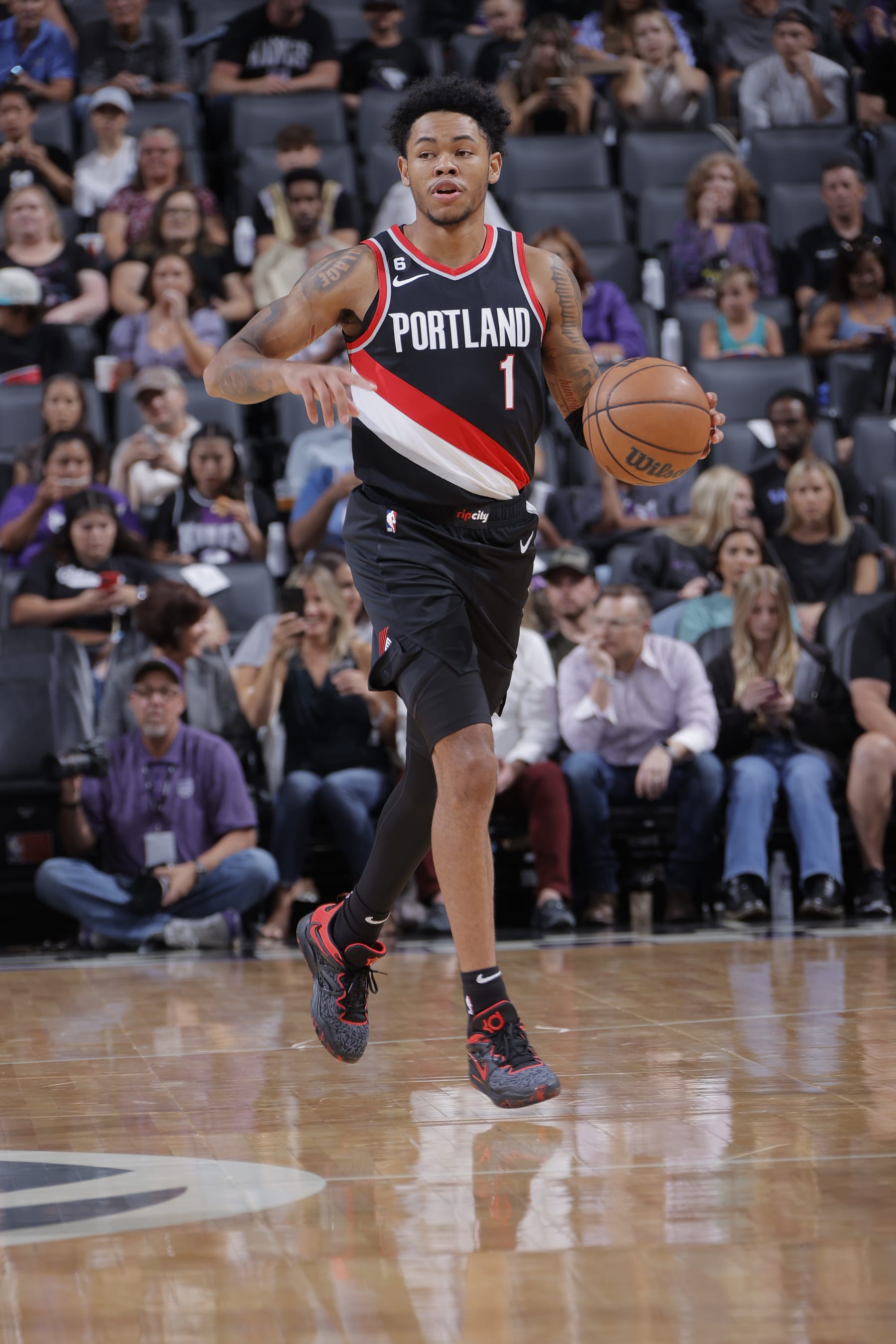 SACRAMENTO, CA - OCTOBER 9: Anfernee Simons #1 of the Portland Trail Blazers dribbles the ball against the Sacramento Kings during a preseason game on October 9, 2022 at Golden 1 Center in Sacramento, California. NOTE TO USER: User expressly acknowledges and agrees that, by downloading and or using this Photograph, user is consenting to the terms and conditions of the Getty Images License Agreement. Mandatory Copyright Notice: Copyright 2022 NBAE (Photo by Rocky Widner/NBAE via Getty Images)