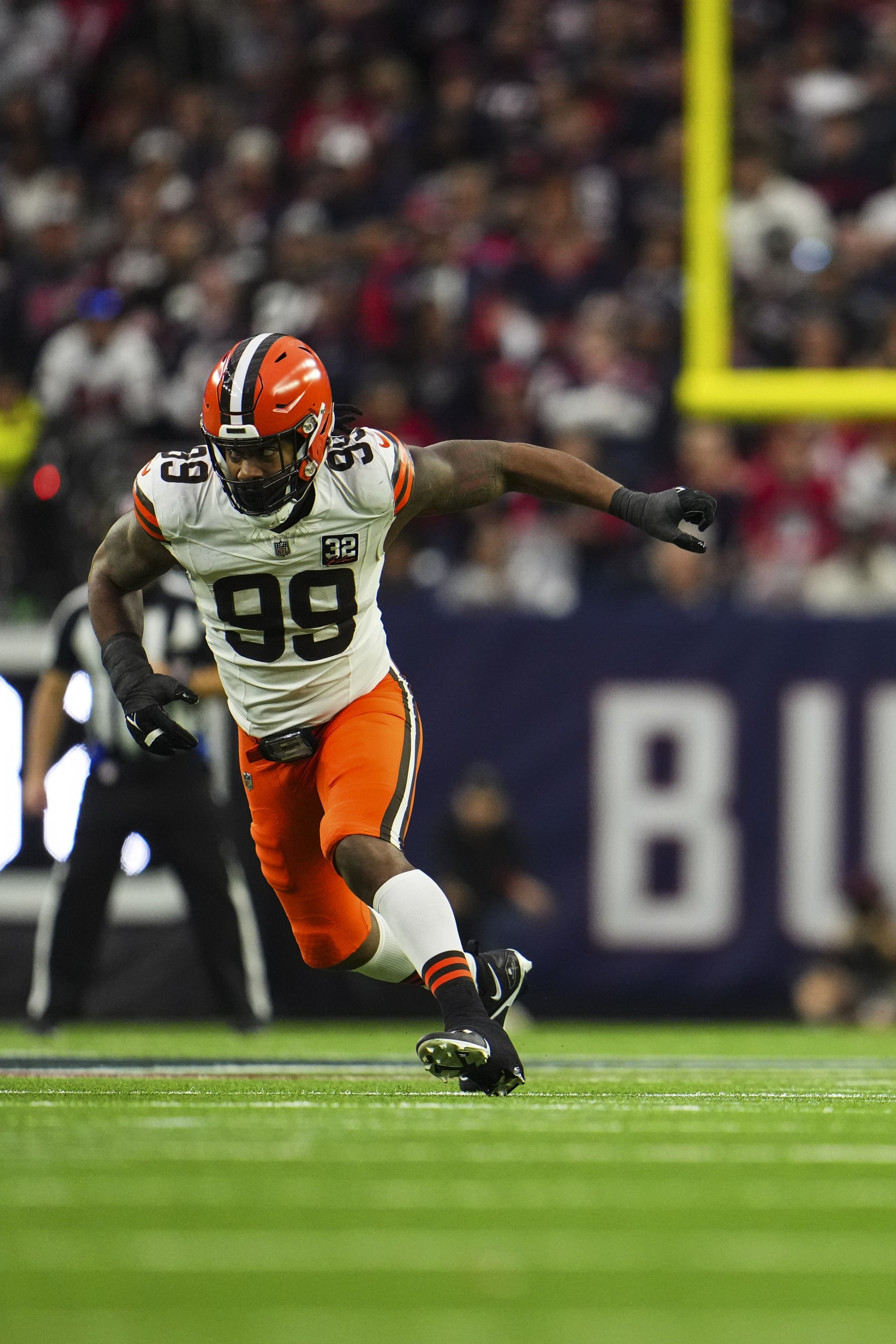 Cleveland Browns defensive end Za'Darius Smith