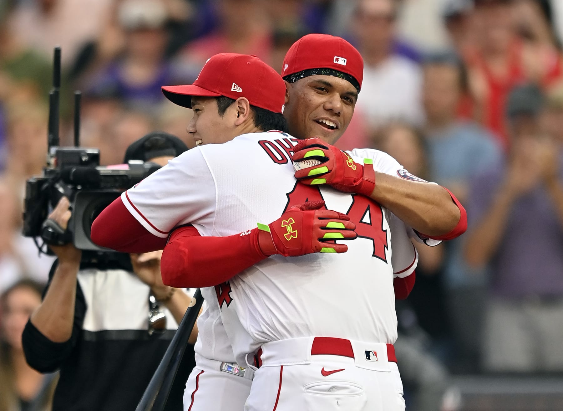 DENVER, COLORADO - JULY 12: Juan Soto #22 of the Washington Nationals hugs Shohei Ohtani #17 of the Los Angeles Angels bat during the 2021 T-Mobile Home Run Derby at Coors Field on July 12, 2021 in Denver, Colorado. (Photo by Dustin Bradford/Getty Images)
