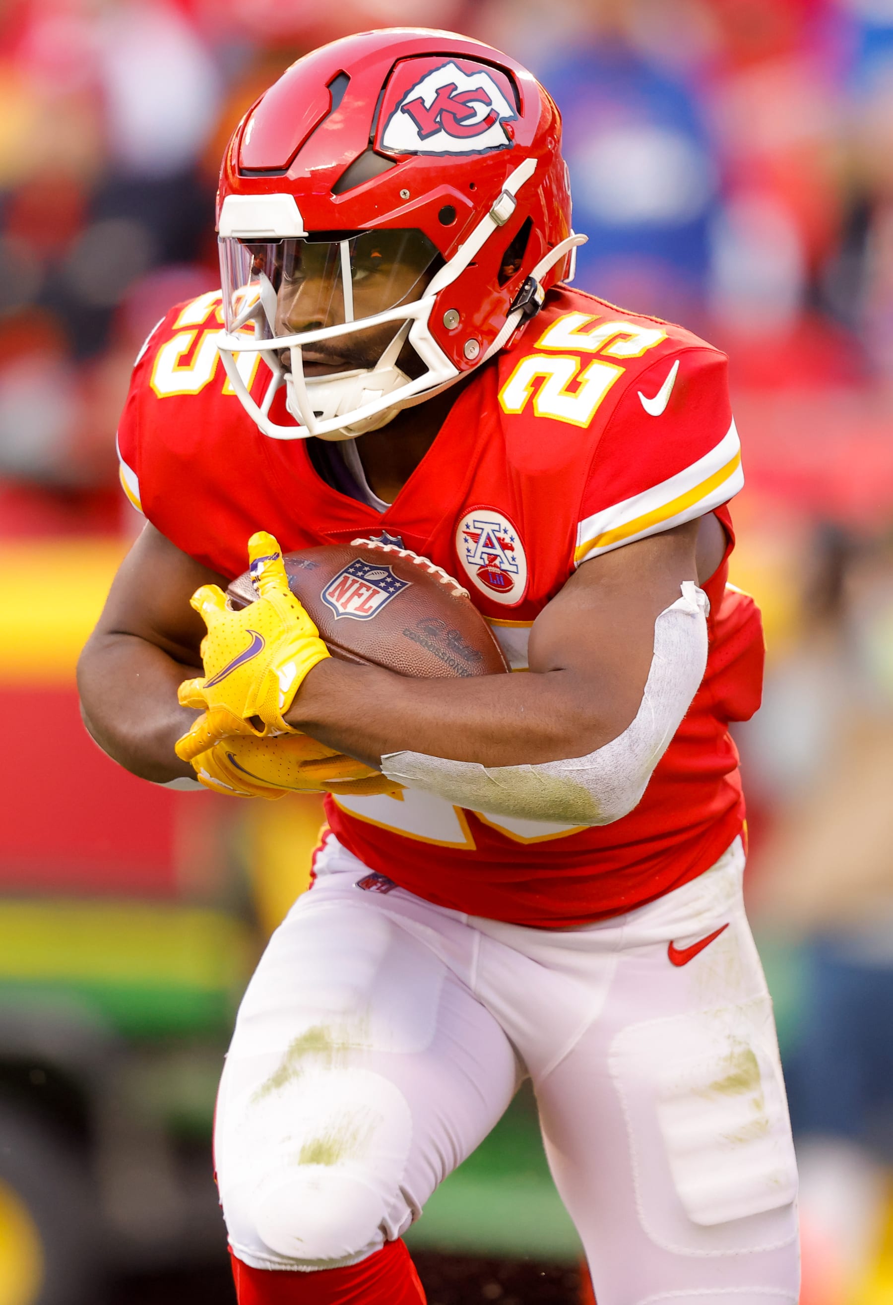 KANSAS CITY, MO - OCTOBER 16: Clyde Edwards-Helaire #25 of the Kansas City Chiefs runs with the football during the third quarter against the Buffalo Bills at Arrowhead Stadium on October 16, 2022 in Kansas City, Missouri. (Photo by David Eulitt/Getty Images)