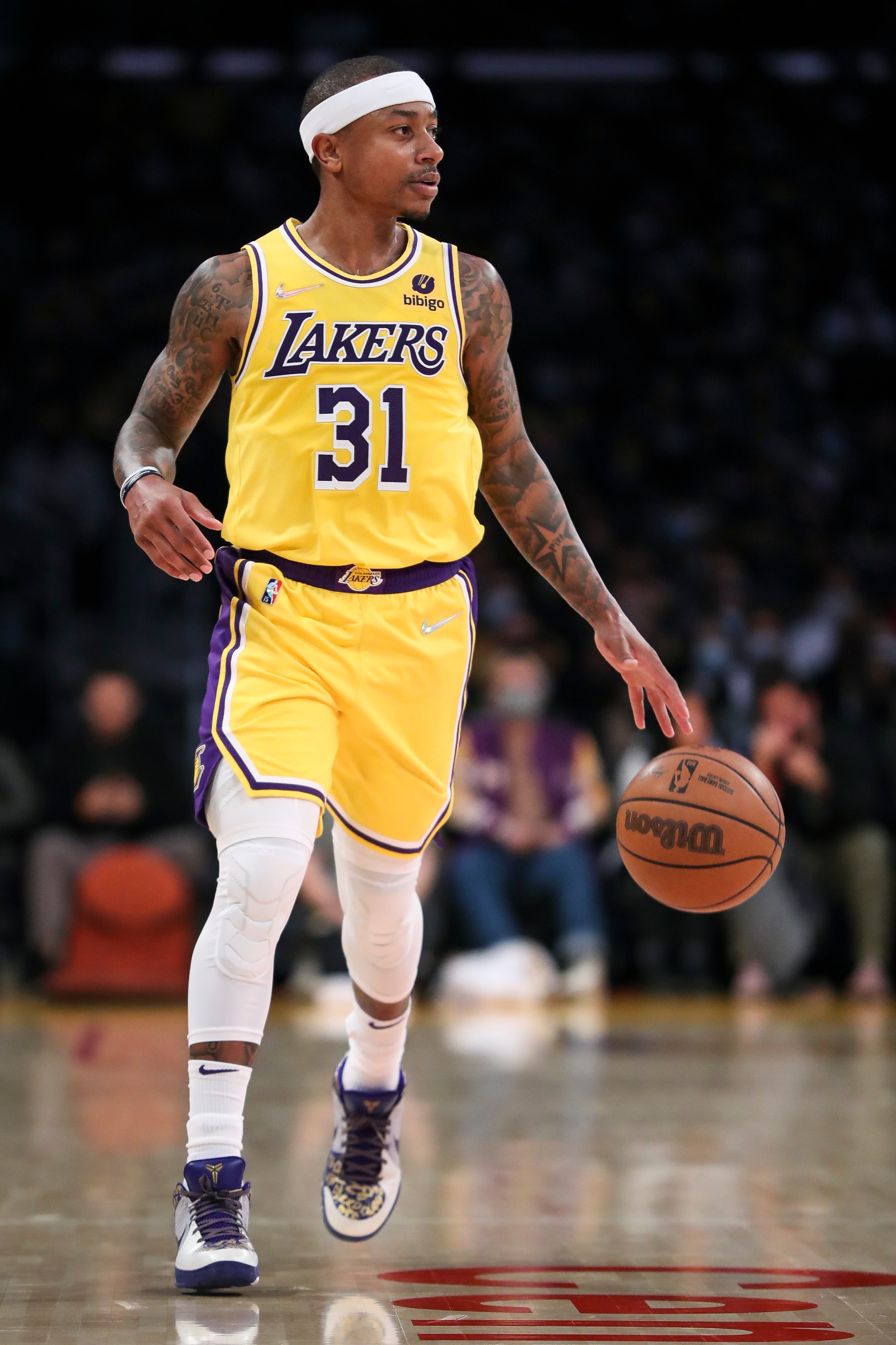 LOS ANGELES, CALIFORNIA - DECEMBER 21: Isaiah Thomas #31 of the Los Angeles Lakers handles the ball during the first half against the Phoenix Suns at Staples Center on December 21, 2021 in Los Angeles, California. NOTE TO USER: User expressly acknowledges and agrees that, by downloading and/or using this photograph, User is consenting to the terms and conditions of the Getty Images License Agreement. (Photo by Meg Oliphant/Getty Images )