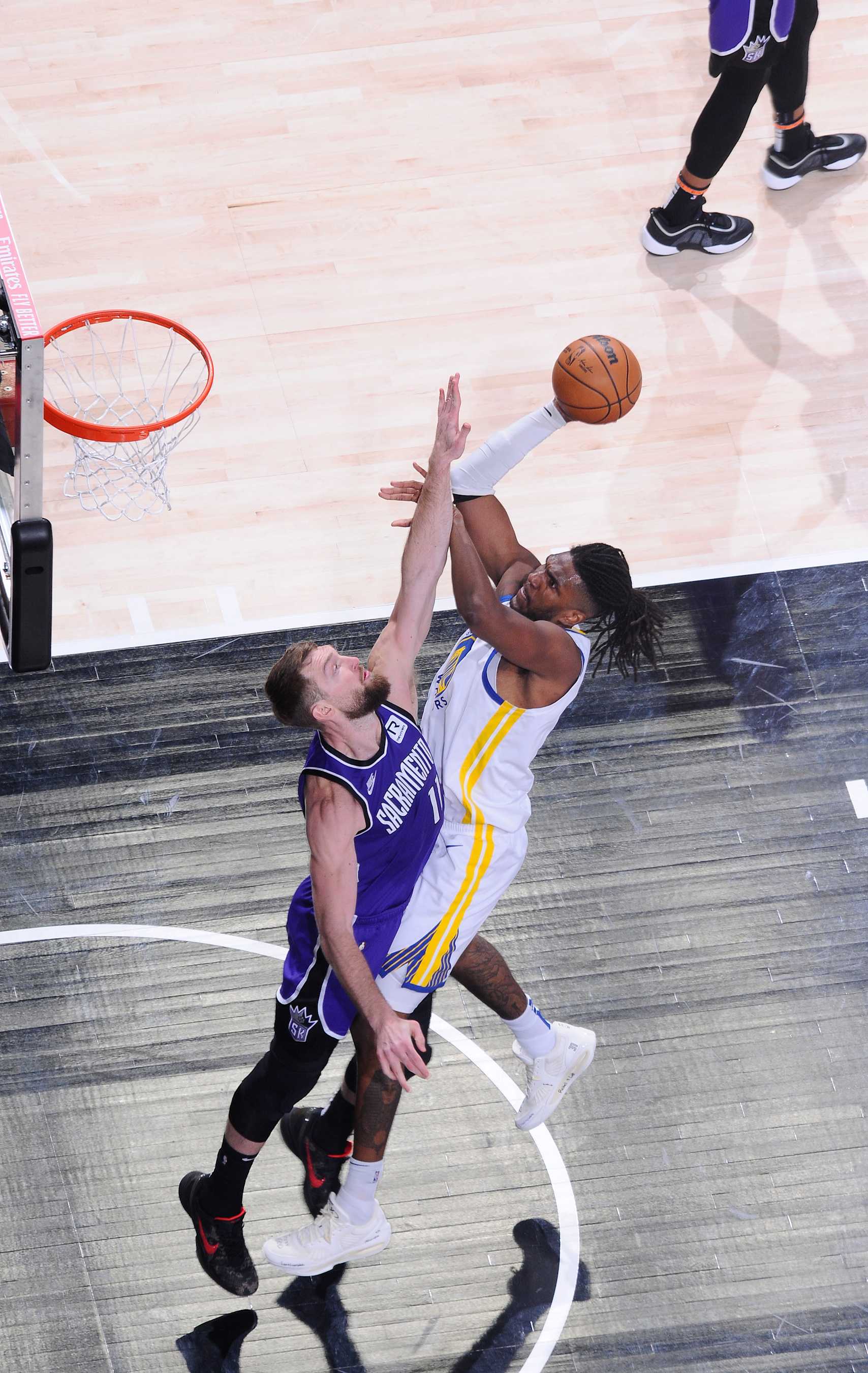 SACRAMENTO, CA - JANUARY 22: Kevon Looney #5 of the Golden State Warriors drives to the basket during the game against the Sacramento Kings on January 22, 2025 at Golden 1 Center in Sacramento, California. NOTE TO USER: User expressly acknowledges and agrees that, by downloading and or using this photograph, User is consenting to the terms and conditions of the Getty Images Agreement. Mandatory Copyright Notice: Copyright 2025 NBAE (Photo by Rocky Widner/NBAE via Getty Images)