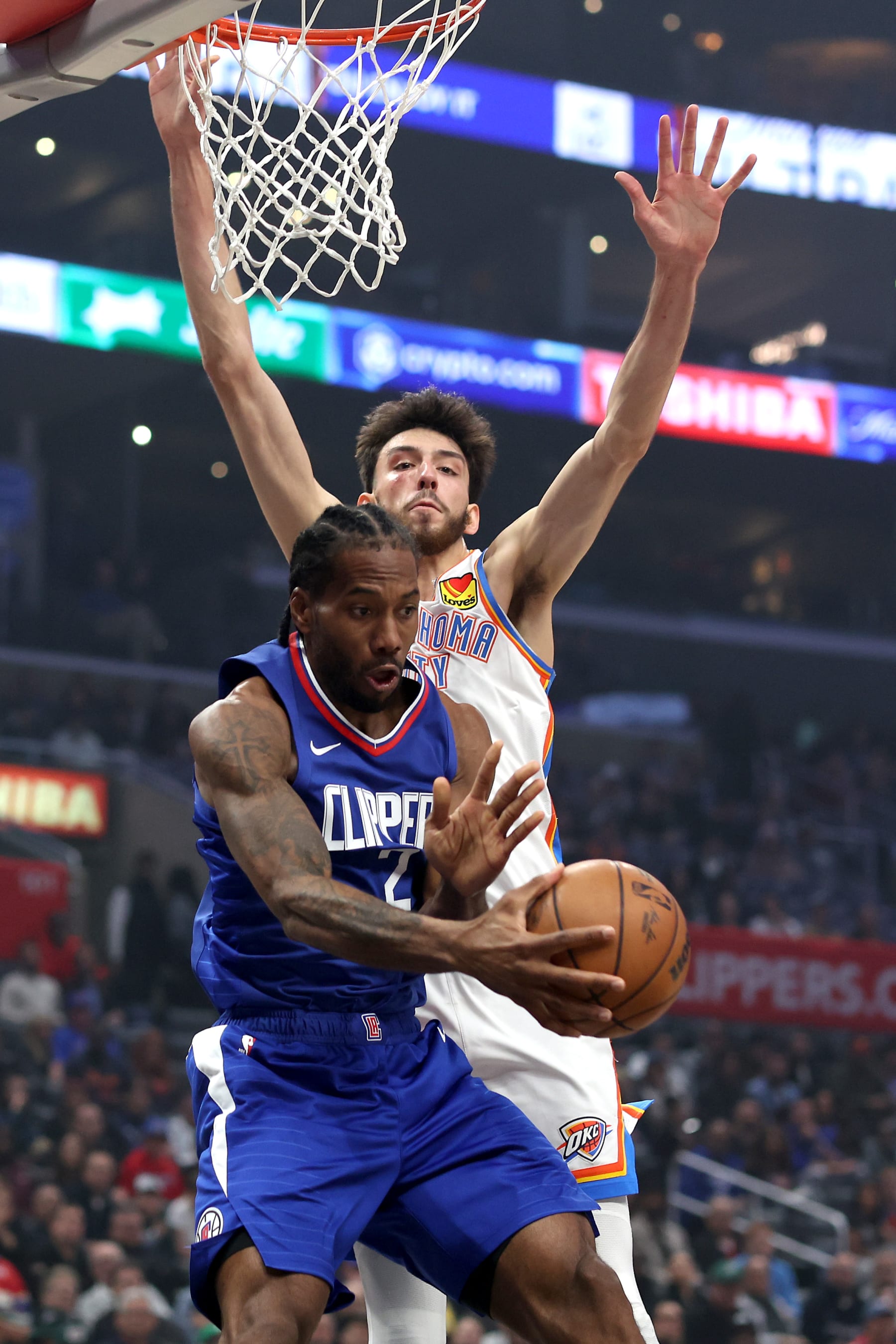 LOS ANGELES, CALIFORNIA - JANUARY 16: Kawhi Leonard #2 of the Los Angeles Clippers passes the ball against Chet Holmgren #7 of the Oklahoma City Thunder during the first quarter at Crypto.com Arena on January 16, 2024 in Los Angeles, California. NOTE TO USER: User expressly acknowledges and agrees that, by downloading and or using this photograph, User is consenting to the terms and conditions of the Getty Images License Agreement. (Photo by Katelyn Mulcahy/Getty Images)