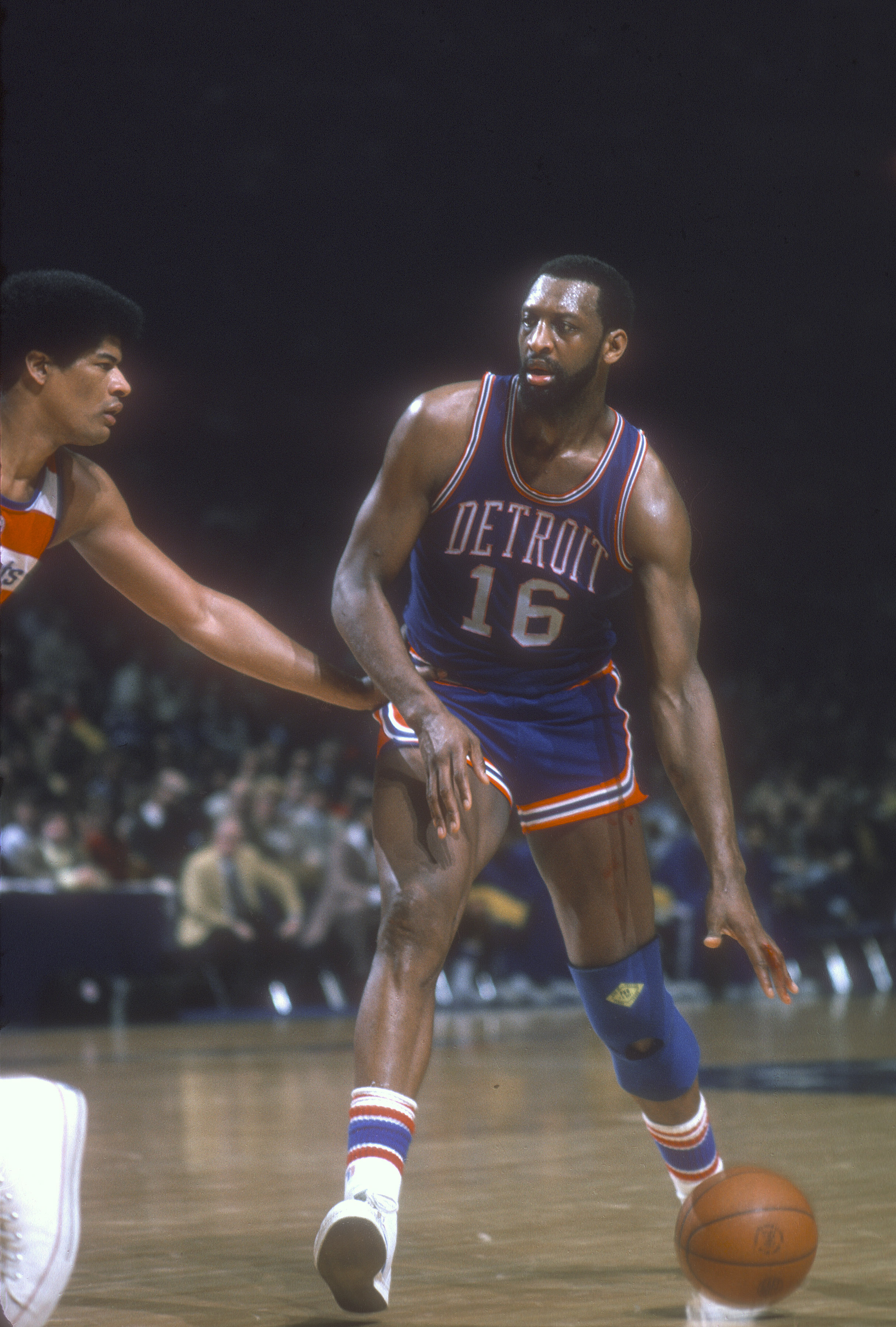 LANDOVER, MD - CIRCA 1975: Bob Lanier #16 of the Detroit Pistons dribbles the ball against the Washington Bullets during an NBA basketball game circa 1975 at the Capital Centre in Landover, Maryland. Lanier  played for the Pistons from 1970-79, 80. (Photo by Focus on Sport/Getty Images)