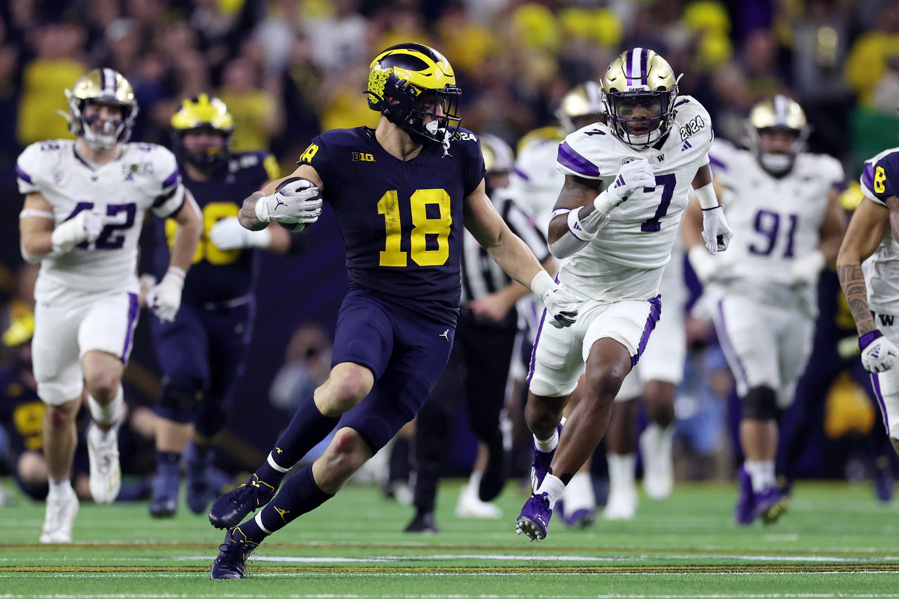 HOUSTON, TEXAS - JANUARY 08: Colston Loveland #18 of the Michigan Wolverines runs with the ball in the fourth quarter against the Washington Huskies during the 2024 CFP National Championship game at NRG Stadium on January 08, 2024 in Houston, Texas. (Photo by Maddie Meyer/Getty Images)