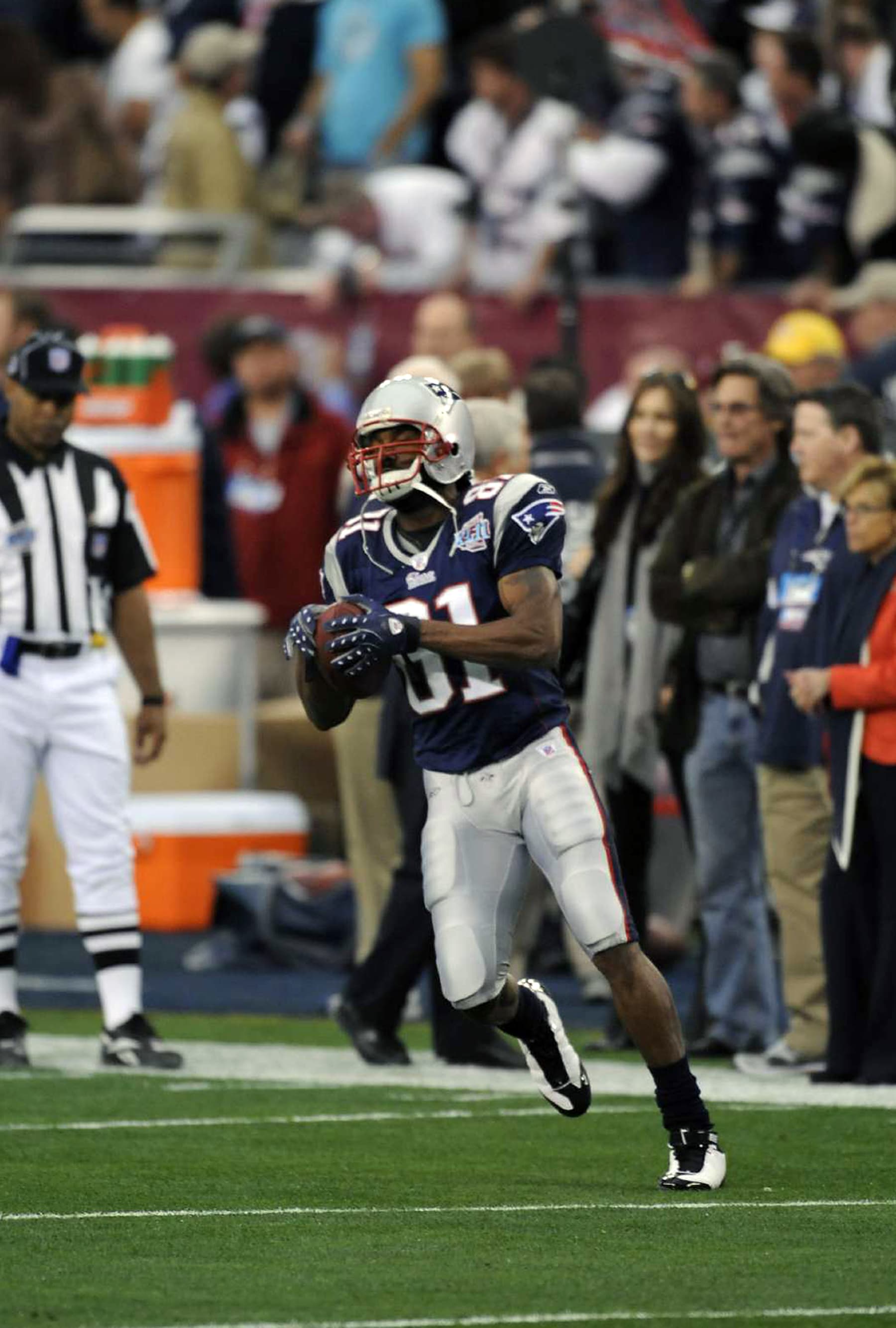 GLENDALE, AZ - FEBRUARY 3: Randy Moss #81 of the New England Patriots warms up prior to the start of Super Bowl XLII against the New York Giants on February 3, 2008 at University of Phoenix Stadium in Glendale, Arizona. The Giants won the game 17-14. (Photo by Focus on Sport/Getty Images) *** Randy Moss