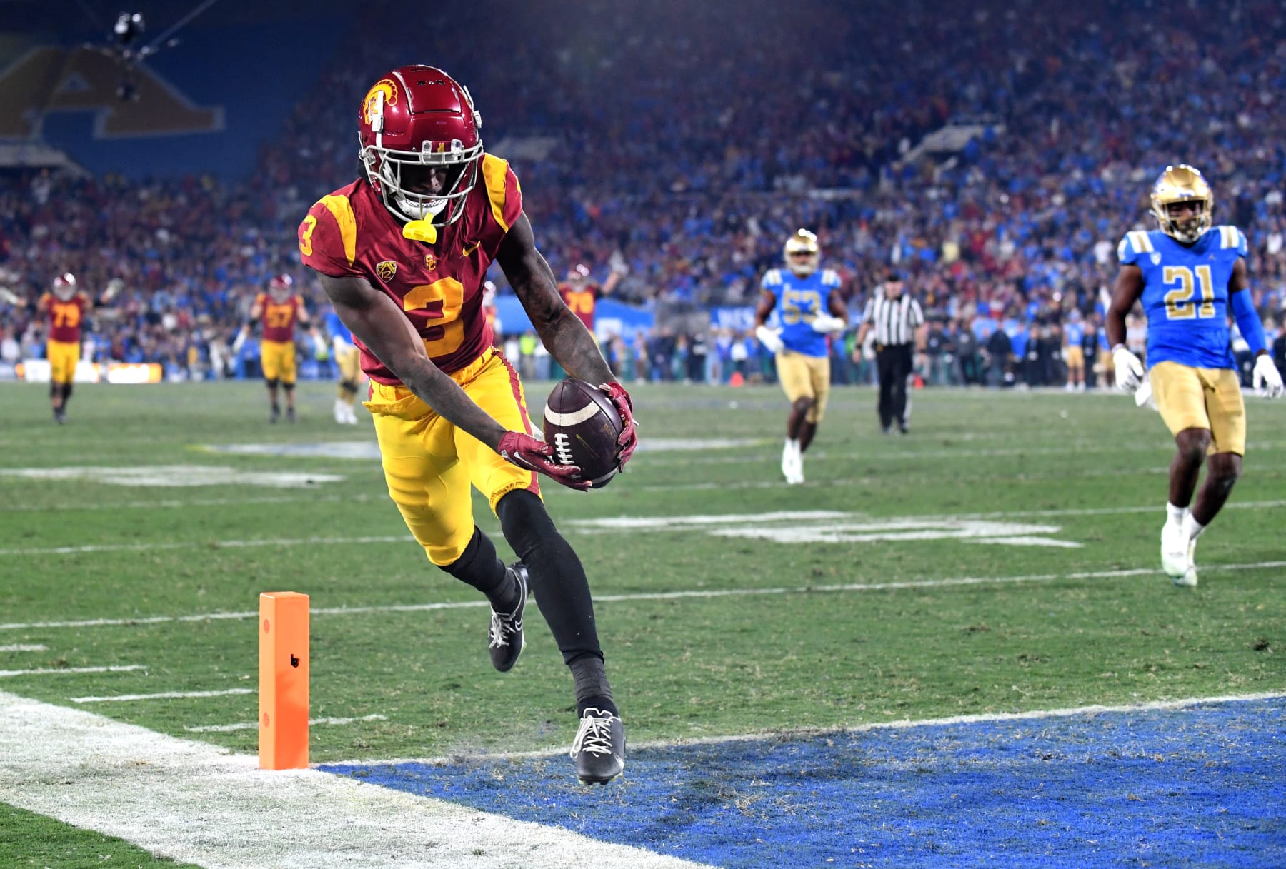 Pasadena, California November 19, 2022- USC receiver Jordan Addison catches a touchdown pass against UCLA in the third quarter at the Rose Bowl Saturday.  (Wally Skalij/Los Angeles Times via Getty Images)