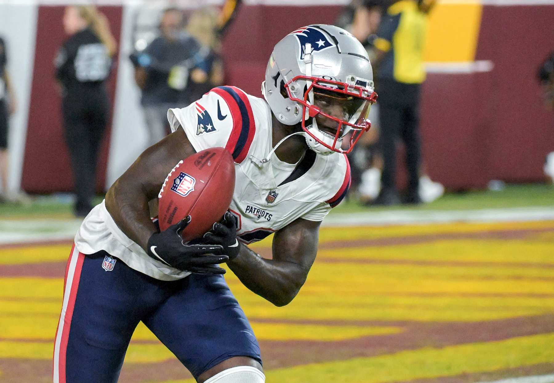 LANDOVER, MD - AUGUST 25: New England Patriots wide receiver Jalen Reagor (83) returns a kickoff during the pre season NFL game between the New England Patriots and the Washington Commanders on August 25, 2024 at Commanders Field in Landover, MD.  (Photo by Mark Goldman/Icon Sportswire via Getty Images)