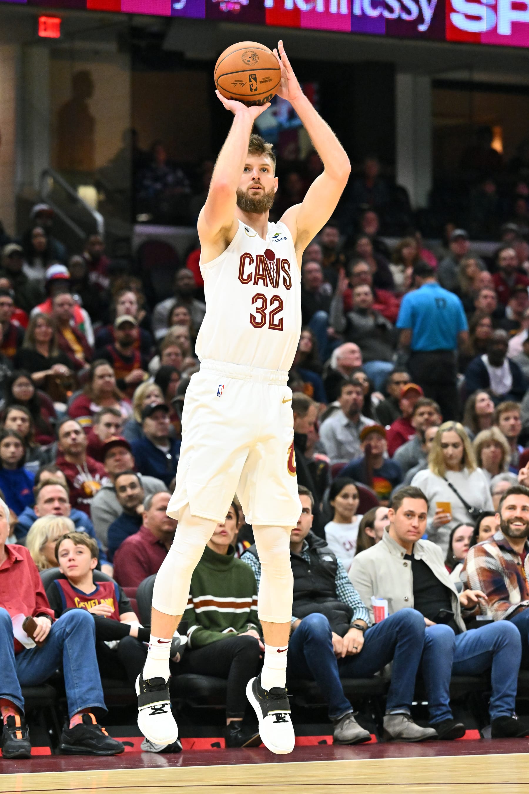 CLEVELAND, OHIO - OCTOBER 30: Dean Wade #32 of the Cleveland Cavaliers shoots during the third quarter of the game against the New York Knicks at Rocket Mortgage Fieldhouse on October 30, 2022 in Cleveland, Ohio. The Cavaliers defeated the Knicks 121-108. NOTE TO USER: User expressly acknowledges and agrees that, by downloading and or using this photograph, User is consenting to the terms and conditions of the Getty Images License Agreement. (Photo by Jason Miller/Getty Images)