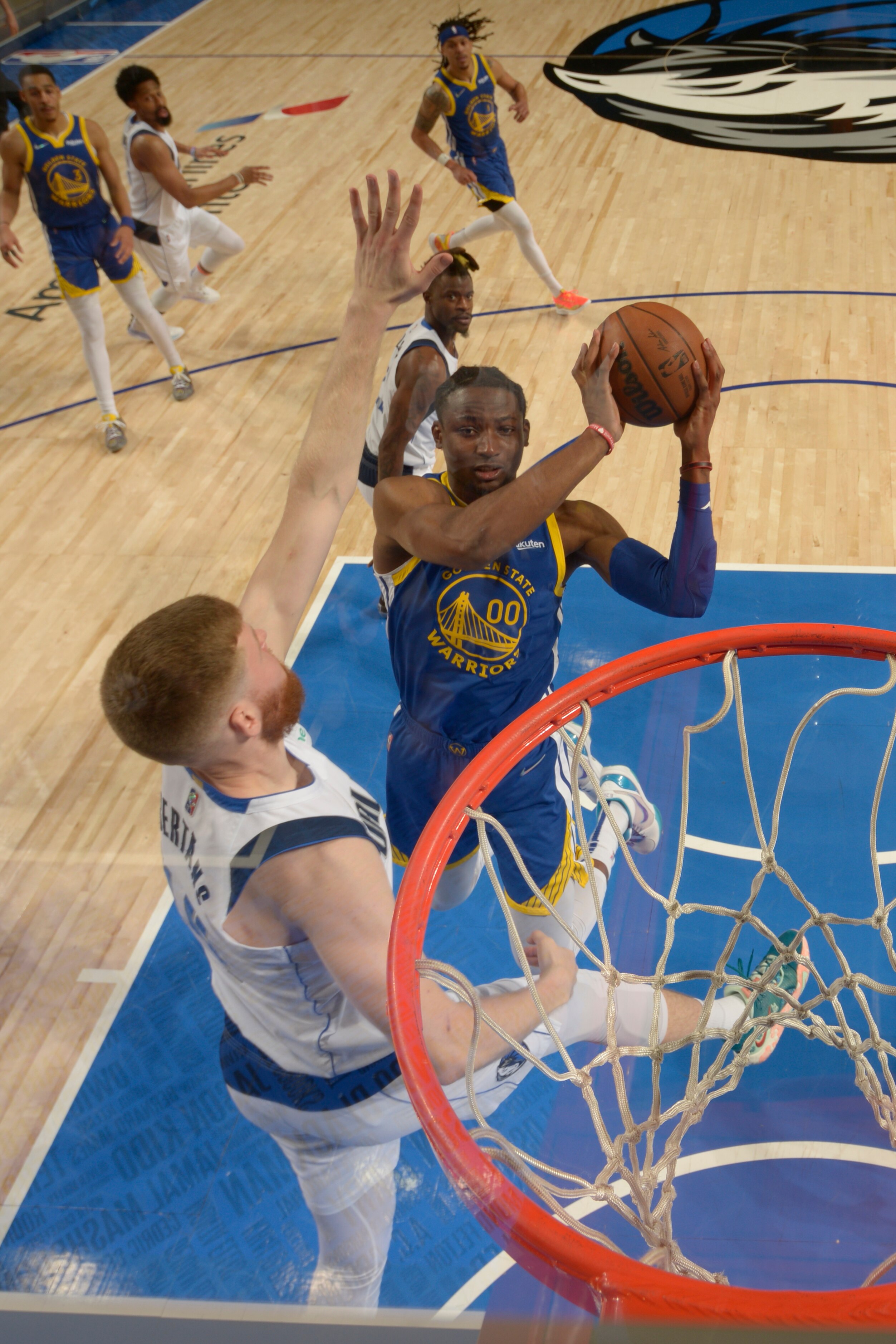 DALLAS, TX - MAY 24: Jonathan Kuminga #00 of the Golden State Warriors drives to the basket during Game 4 of the 2022 NBA Playoffs Western Conference Finals against the Dallas Mavericks on May 24, 2022 at the American Airlines Center in Dallas, Texas. NOTE TO USER: User expressly acknowledges and agrees that, by downloading and or using this photograph, User is consenting to the terms and conditions of the Getty Images License Agreement. Mandatory Copyright Notice: Copyright 2022 NBAE (Photo by Glenn James/NBAE via Getty Images)
