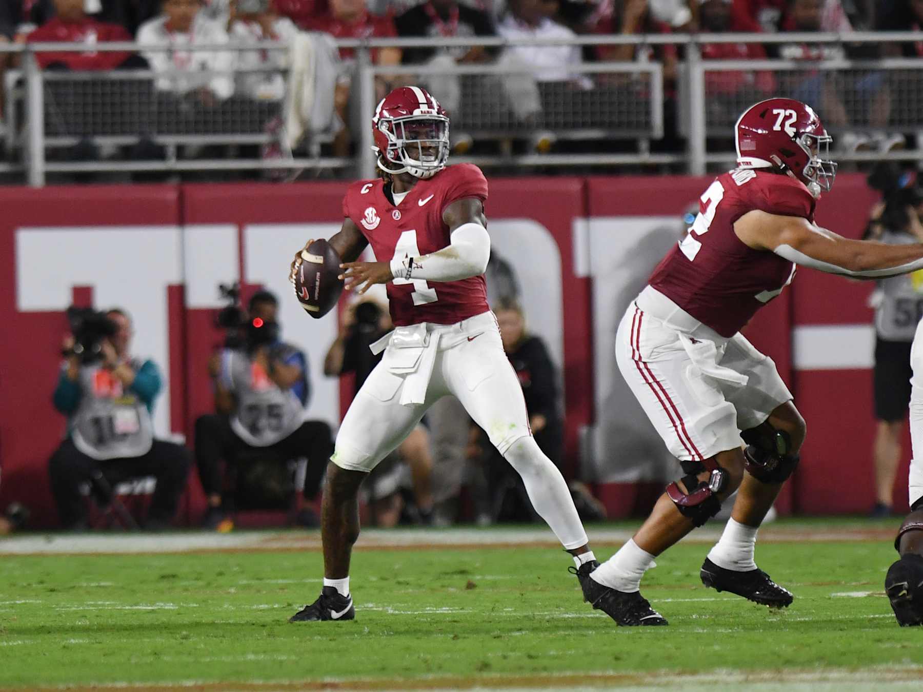TUSCALOOSA, AL - SEPTEMBER 28: Alabama Crimson Tide quarterback Jalen Milroe (4) passes the ball during the college football game between the Georgia Bulldogs and the Alabama Crimson Tide on September 28, 2024, at Bryant-Denny Stadium in Tuscaloosa, AL. (Photo by Jeffrey Vest/Icon Sportswire via Getty Images)