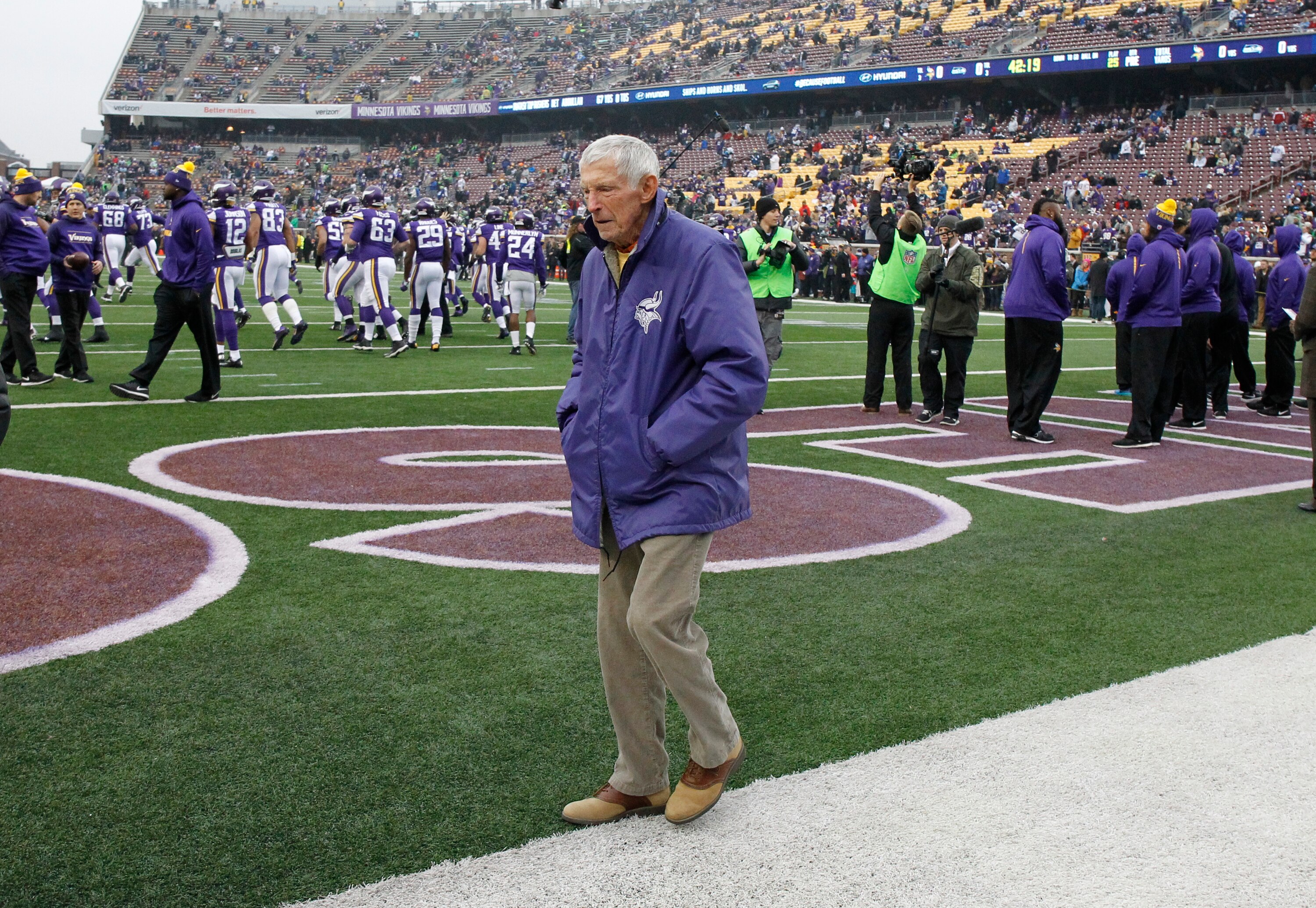 Former Minnesota Vikings coach Jerry Burns walks the field before an NFL football game against the Seattle Seahawks, Sunday, Dec. 6, 2015 in Minneapolis. (AP Photo/Ann Heisenfelt)