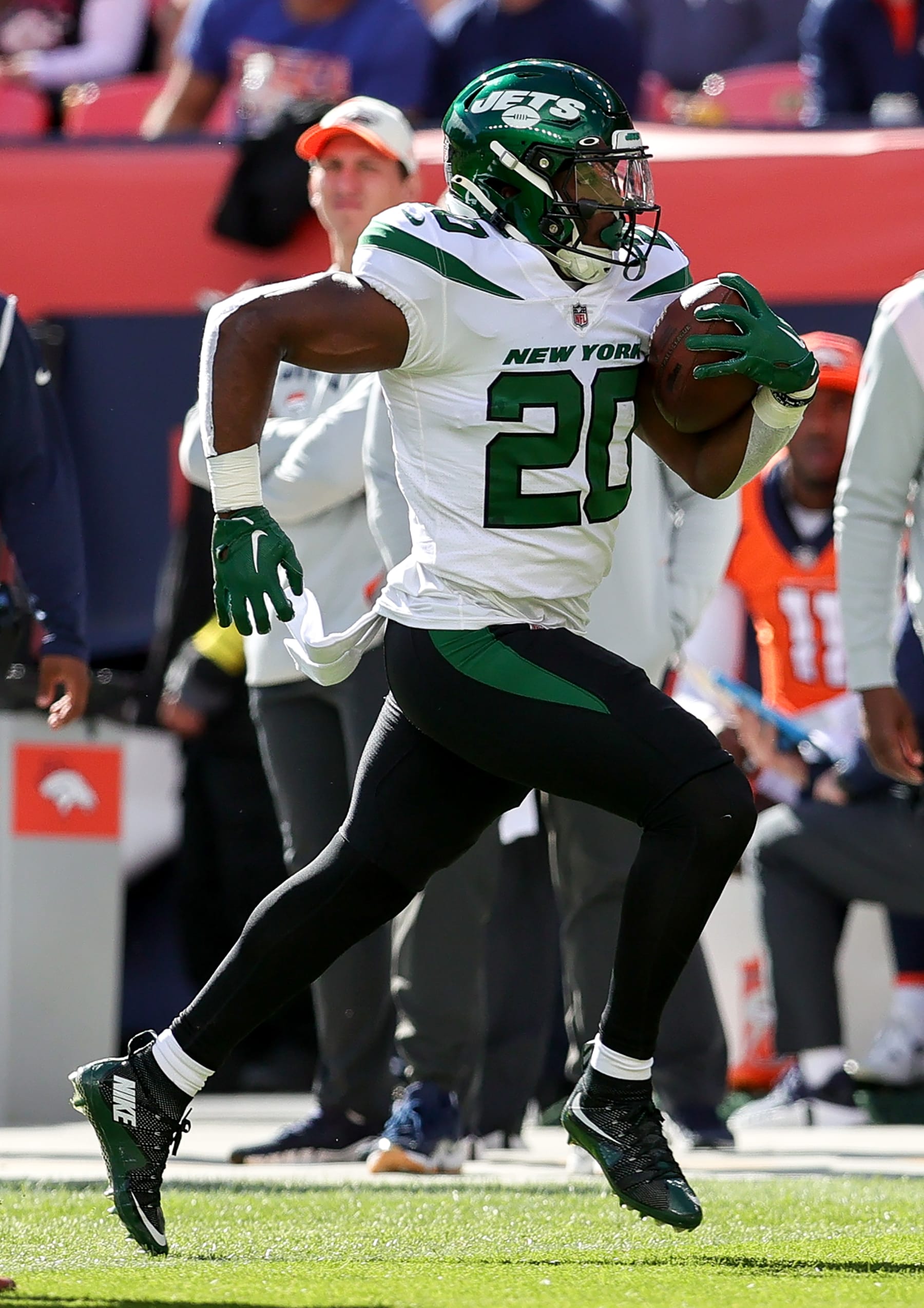 DENVER, CO - OCTOBER 23: New York Jets running back Breece Hall goes 62 yards for a touchdown during a NFL game between the New York Jets and the Denver Broncos on October 23, 2022 at Empower Field at Mile High in Denver, CO. (Photo by Steve Nurenberg/Icon Sportswire via Getty Images)