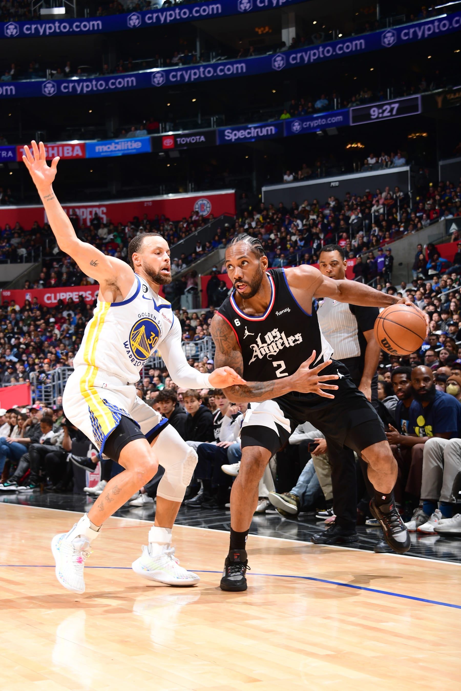 LOS ANGELES, CA - MARCH 15: Kawhi Leonard #2 of the LA Clippers moves the ball during the game against the Golden State Warriors on March 15, 2023 at Crypto.Com Arena in Los Angeles, California. NOTE TO USER: User expressly acknowledges and agrees that, by downloading and/or using this Photograph, user is consenting to the terms and conditions of the Getty Images License Agreement. Mandatory Copyright Notice: Copyright 2023 NBAE (Photo by Adam Pantozzi/NBAE via Getty Images)