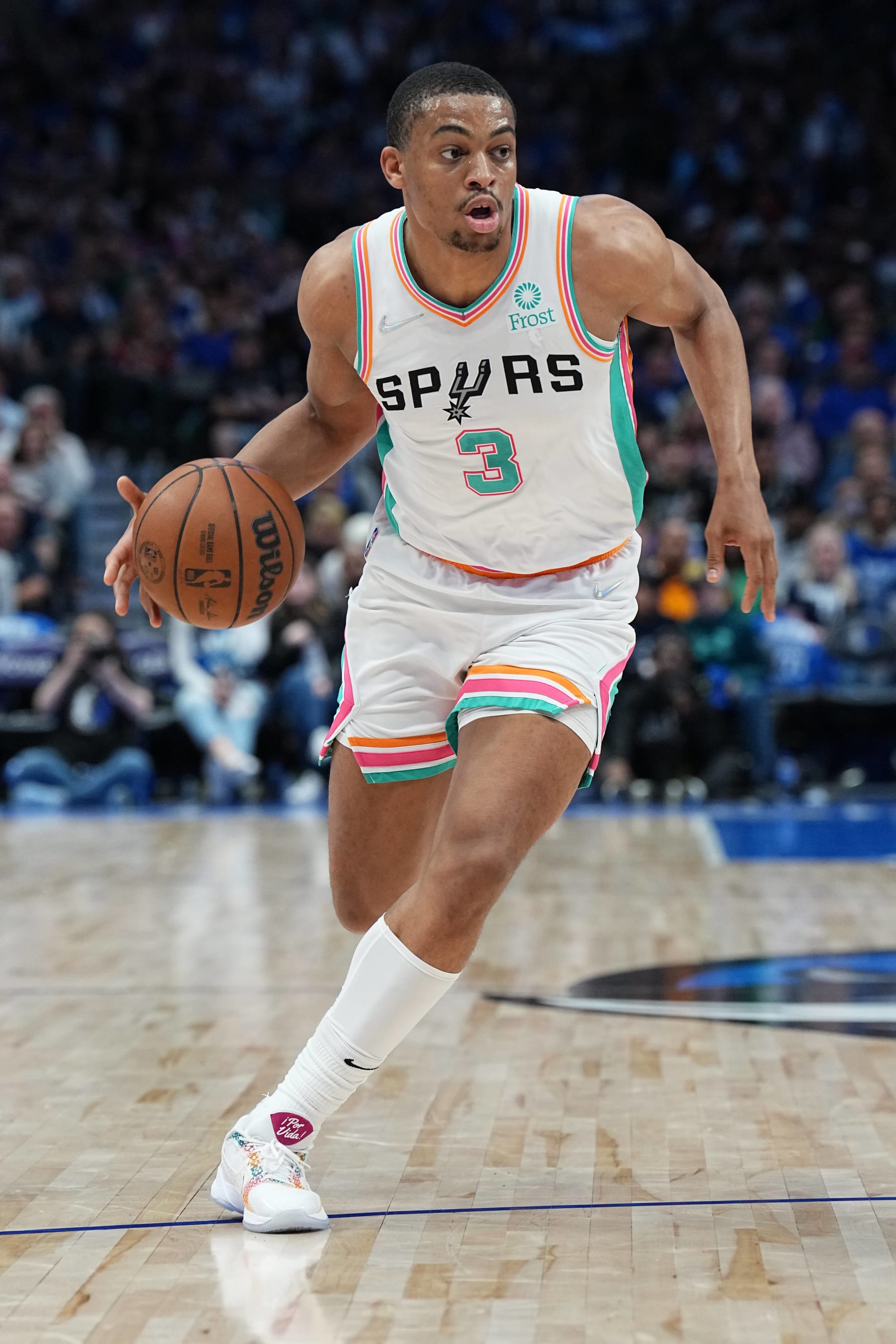 DALLAS, TX - APRIL 10: Keldon Johnson #3 of the San Antonio Spurs drives to the basket during the game against the Dallas Mavericks on April 10, 2022 at the American Airlines Center in Dallas, Texas. NOTE TO USER: User expressly acknowledges and agrees that, by downloading and or using this photograph, User is consenting to the terms and conditions of the Getty Images License Agreement. Mandatory Copyright Notice: Copyright 2022 NBAE (Photo by Glenn James/NBAE via Getty Images)