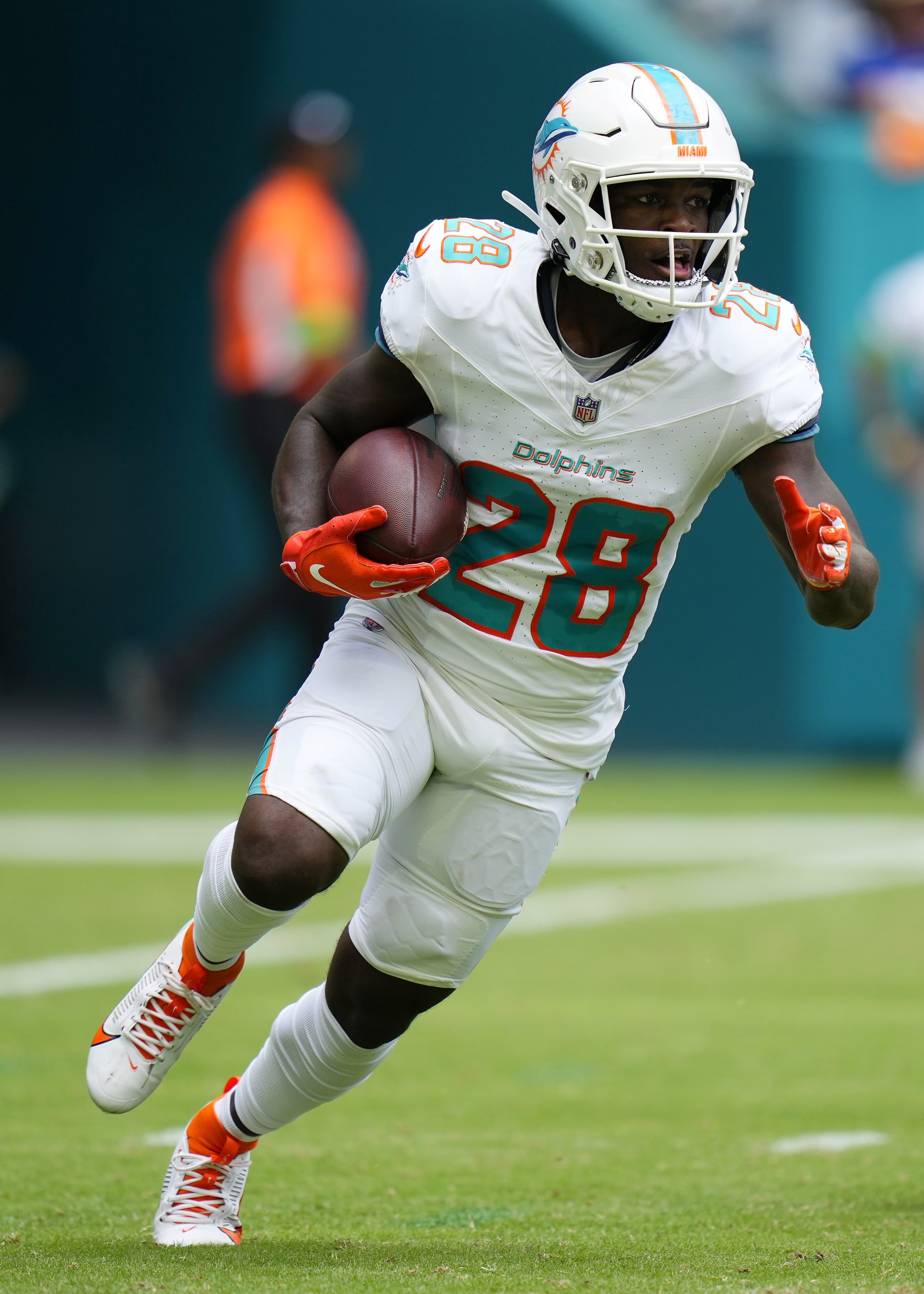MIAMI GARDENS, FLORIDA - OCTOBER 08: De'Von Achane #28 of the Miami Dolphins runs the ball against the New York Giants during the first quarter at Hard Rock Stadium on October 08, 2023 in Miami Gardens, Florida. (Photo by Rich Storry/Getty Images)