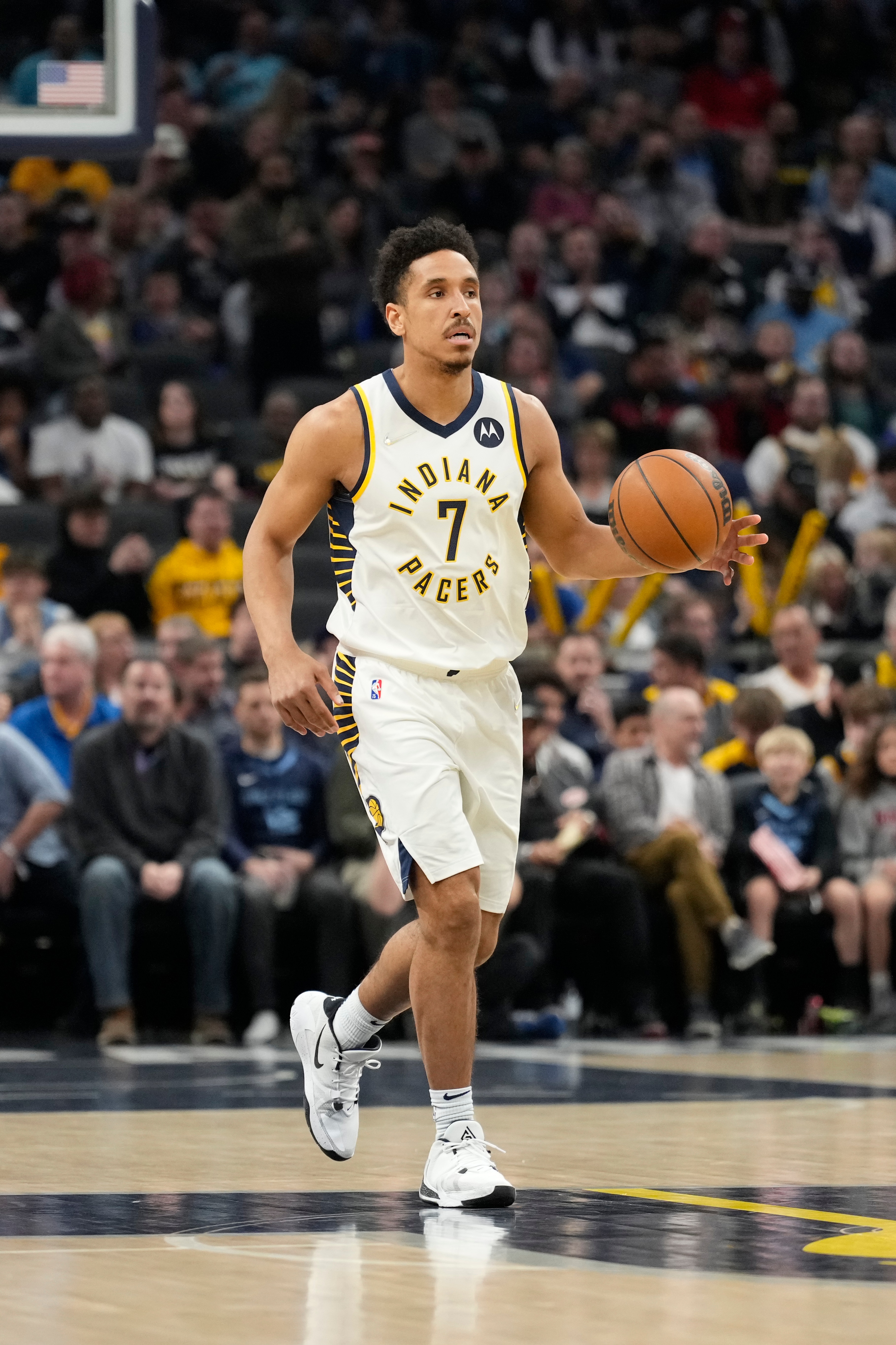 INDIANAPOLIS, IN - MARCH 15: Malcolm Brogdon #7 of the Indiana Pacers dribbles the ball during the game against the Memphis Grizzlies on March 15, 2022 at Gainbridge Fieldhouse in Indianapolis, Indiana. NOTE TO USER: User expressly acknowledges and agrees that, by downloading and or using this Photograph, user is consenting to the terms and conditions of the Getty Images License Agreement. Mandatory Copyright Notice: Copyright 2022 NBAE (Photo by A.J. Mast/NBAE via Getty Images)
