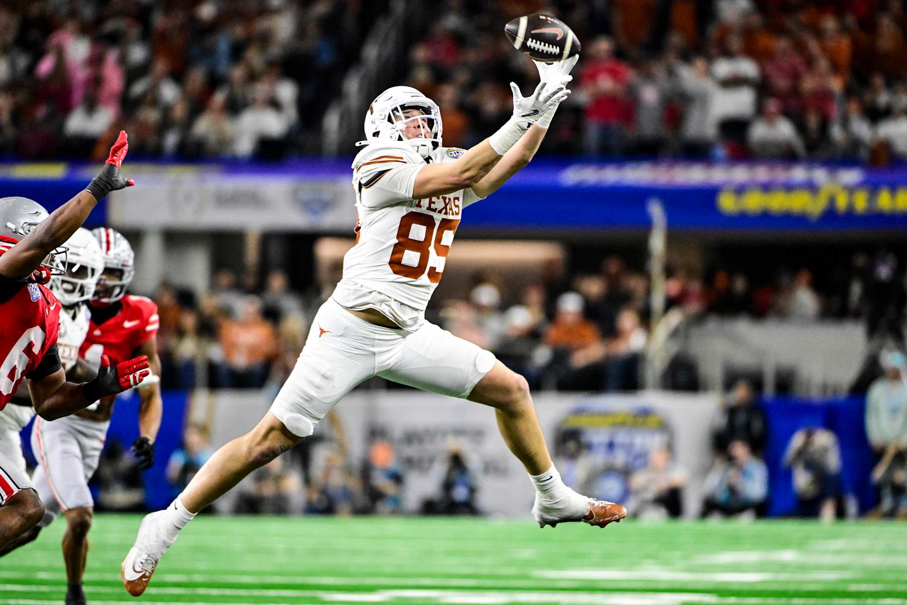ARLINGTON, TEXAS - JANUARY 10: Gunnar Helm #85 of the Texas Longhorns catches a pass during the Goodyear Cotton Bowl against the Ohio State Buckeyes at AT&T Stadium on January 10, 2025 in Arlington, Texas. (Photo by CFP/Getty Images)