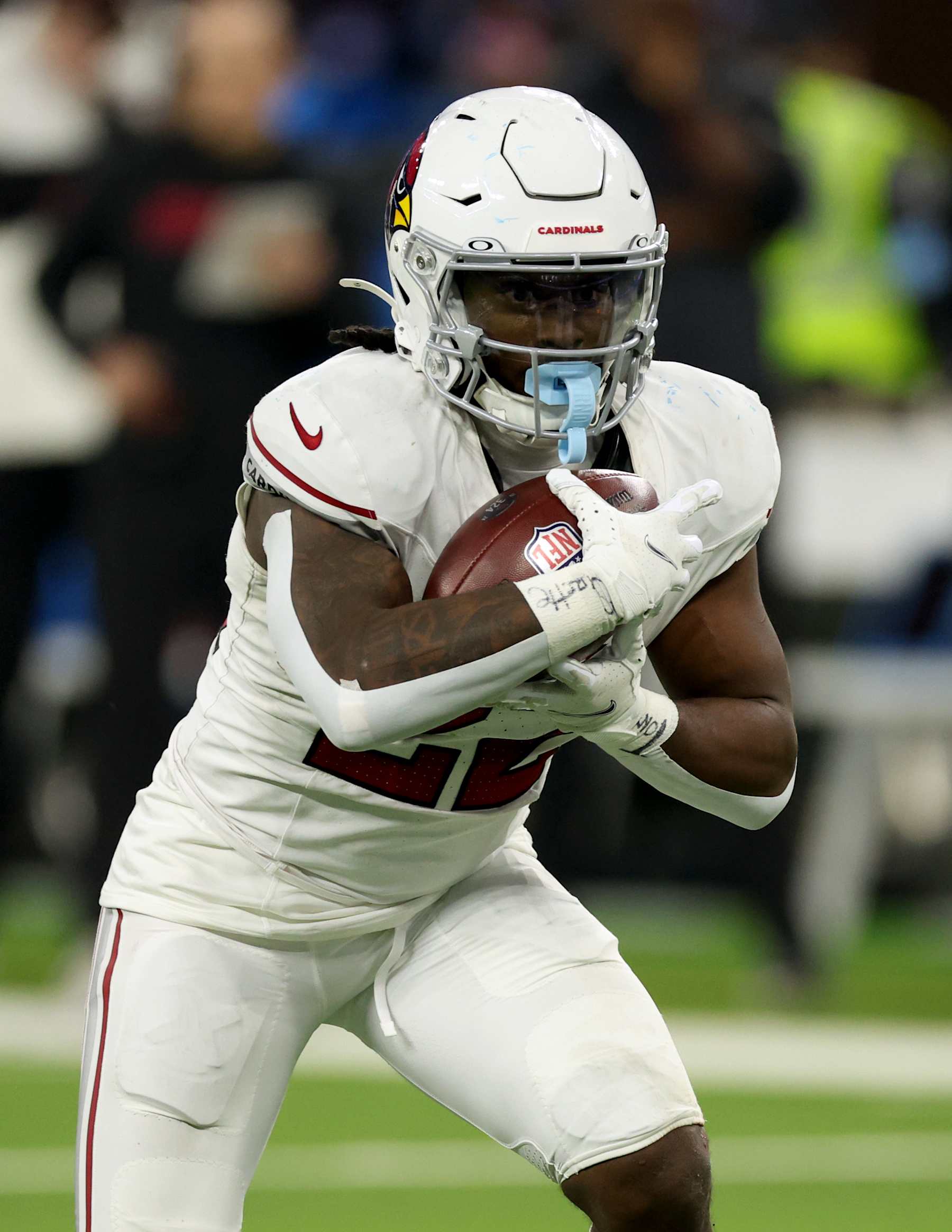 INGLEWOOD, CALIFORNIA - DECEMBER 28: Michael Carter #22 of the Arizona Cardinals takes a handoff during a 13-9 loss to the Los Angeles Rams at SoFi Stadium on December 28, 2024 in Inglewood, California. (Photo by Harry How/Getty Images)