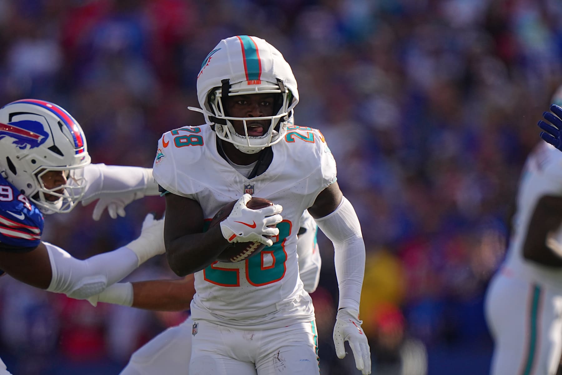 Football: Miami Dolphins De'Von Achane (28) in action, runs the football vs Buffalo Bills at Highmark Stadium.
Orchard Park, NY 11/3/2024 
CREDIT: Erick W. Rasco (Photo by Erick W. Rasco/Sports Illustrated via Getty Images) 
(Set Number: X164637 TK1)
