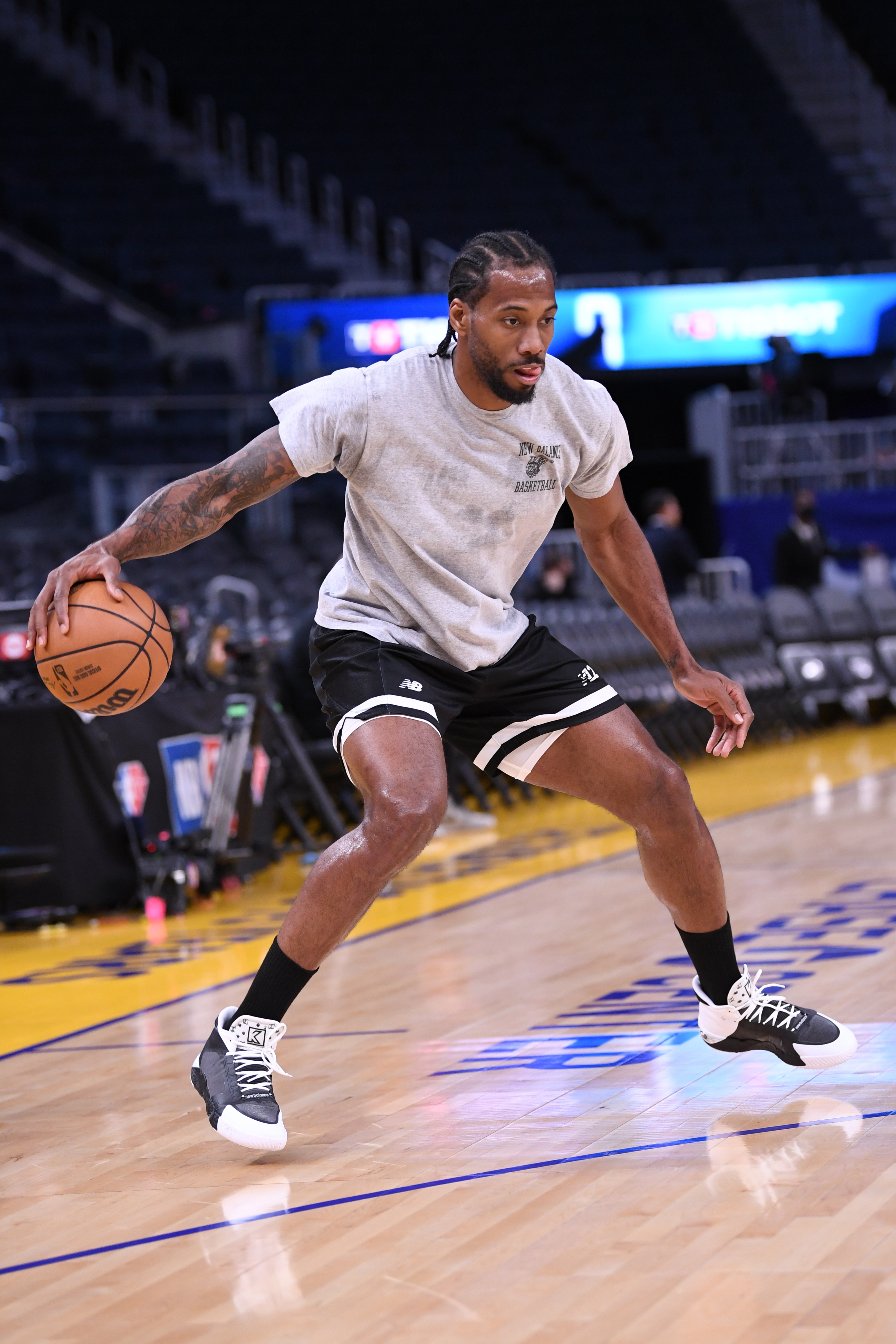 SAN FRANCISCO, CA - MARCH 8: Kawhi Leonard #2 of the LA Clippers warms up prior to the game against the Golden State Warriors on March 8, 2022 at Chase Center in San Francisco, California. NOTE TO USER: User expressly acknowledges and agrees that, by downloading and or using this photograph, user is consenting to the terms and conditions of Getty Images License Agreement. Mandatory Copyright Notice: Copyright 2022 NBAE (Photo by Noah Graham/NBAE via Getty Images)
