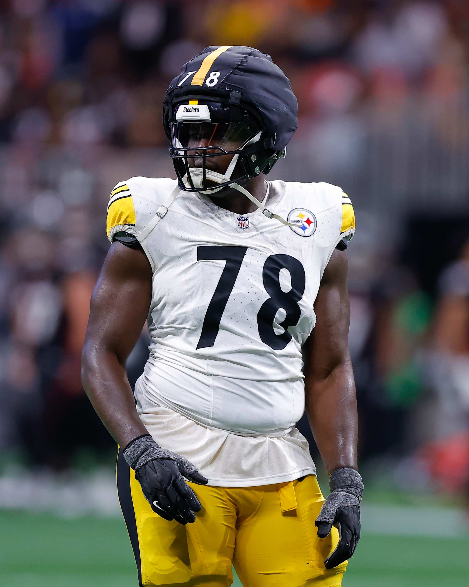 ATLANTA, GEORGIA - SEPTEMBER 8: James Daniels #78 of the Pittsburgh Steelers wears a guardian cap during the fourth quarter against the Atlanta Falcons at Mercedes-Benz Stadium on September 8, 2024 in Atlanta, Georgia. (Photo by Todd Kirkland/Getty Images)