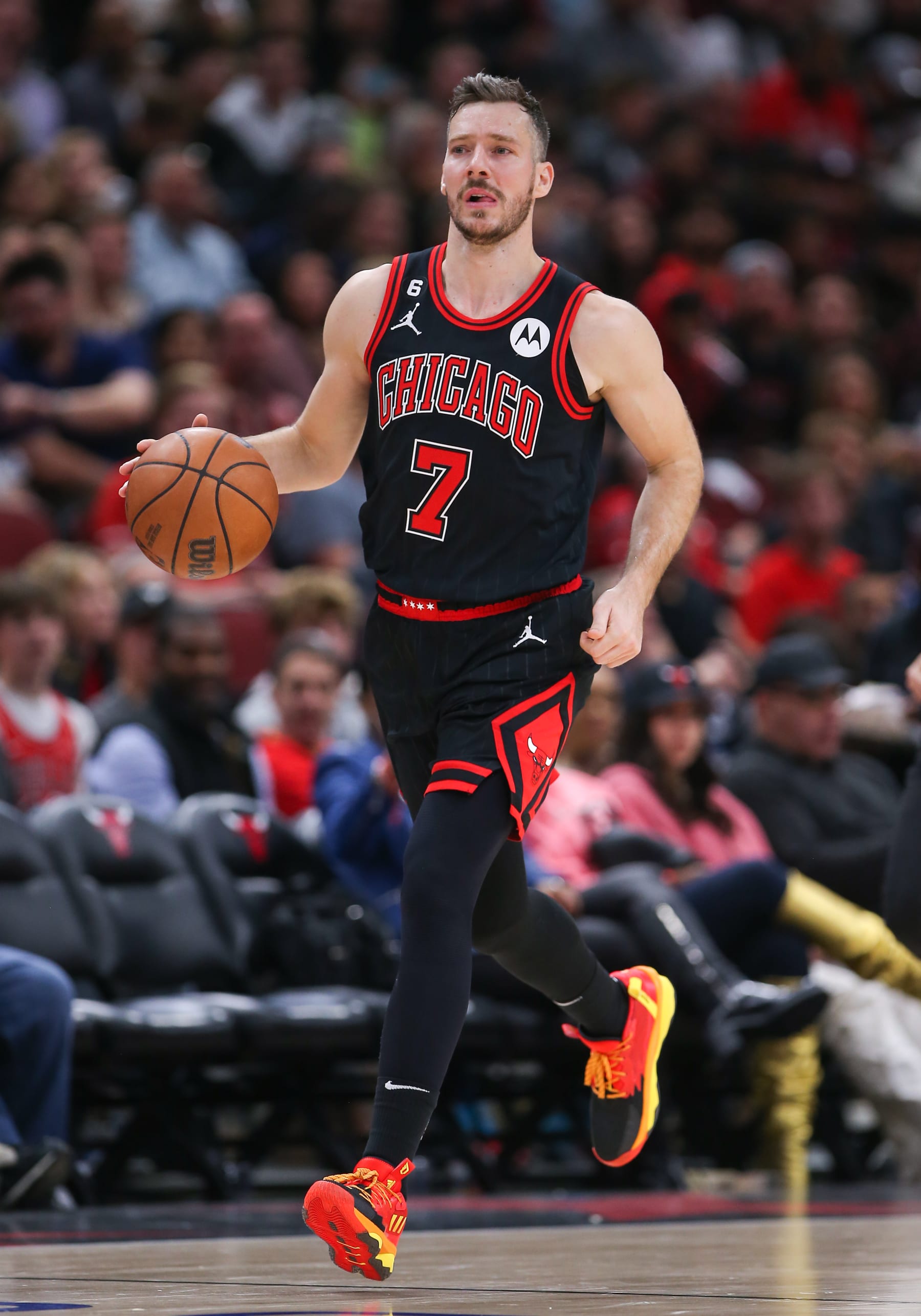 CHICAGO, IL - NOVEMBER 09: Chicago Bulls guard Goran Dragic (7) brings the ball up court during a NBA game between the New Orleans Pelicans and the Chicago Bulls on November 9, 2022 at the United Center in Chicago, IL. (Photo by Melissa Tamez/Icon Sportswire via Getty Images)