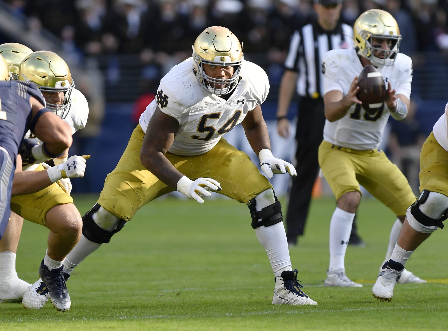 BALTIMORE, MD - NOVEMBER 12: Notre Dame tackle Blake Fisher (54) pass blocks during the Notre Dame Fighting Irish versus Navy Midshipmen game on November 12, 2022 at M&T Bank Stadium in Baltimore, MD. (Photo by Randy Litzinger/Icon Sportswire via Getty Images)