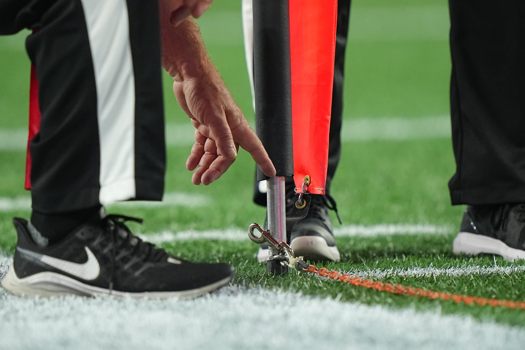 Football: A referee marks the chains during the Miami Dolphins vs. New England Patriots game at Gillette Stadium. 
Foxborough, MA 9/17/2023 
CREDIT: Erick W. Rasco (Photo by Erick W. Rasco/Sports Illustrated via Getty Images) 
(Set Number: X164431 TK1)