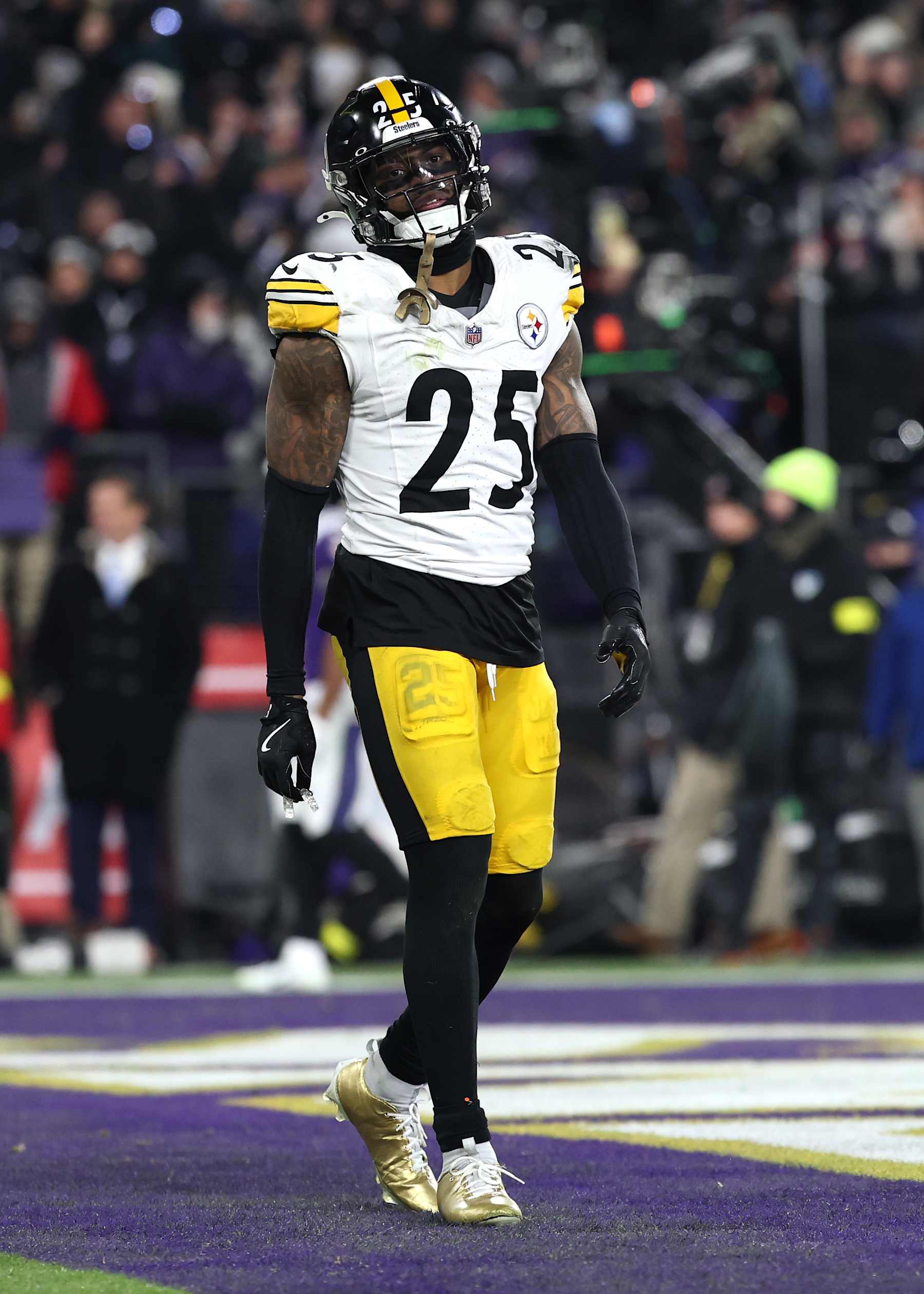 BALTIMORE, MARYLAND - JANUARY 11: DeShon Elliott #25 of the Pittsburgh Steelers reacts after a touchdown by the Baltimore Ravens during the second quarter during the AFC Wild Card Playoff at M&T Bank Stadium on January 11, 2025 in Baltimore, Maryland.  (Photo by Scott Taetsch/Getty Images)