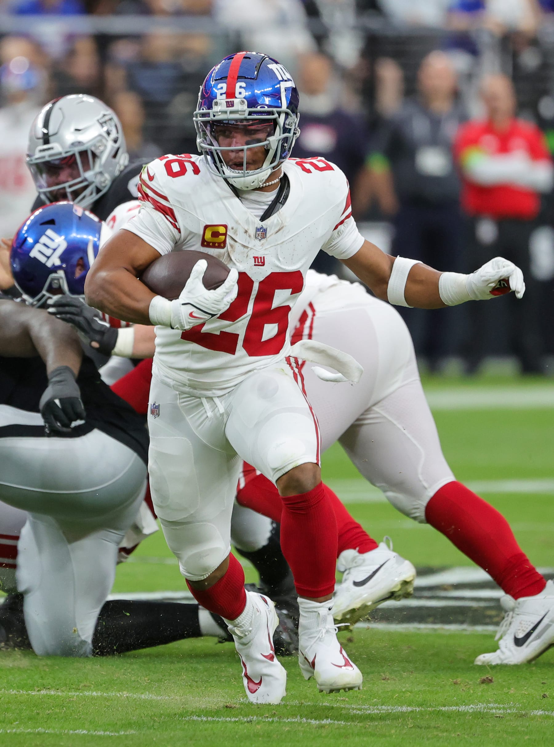 LAS VEGAS, NEVADA - NOVEMBER 05: Running back Saquon Barkley #26 of the New York Giants runs against the Las Vegas Raiders in the first quarter of their game at Allegiant Stadium on November 05, 2023 in Las Vegas, Nevada. The Raiders defeated the Giants 30-6. (Photo by Ethan Miller/Getty Images)