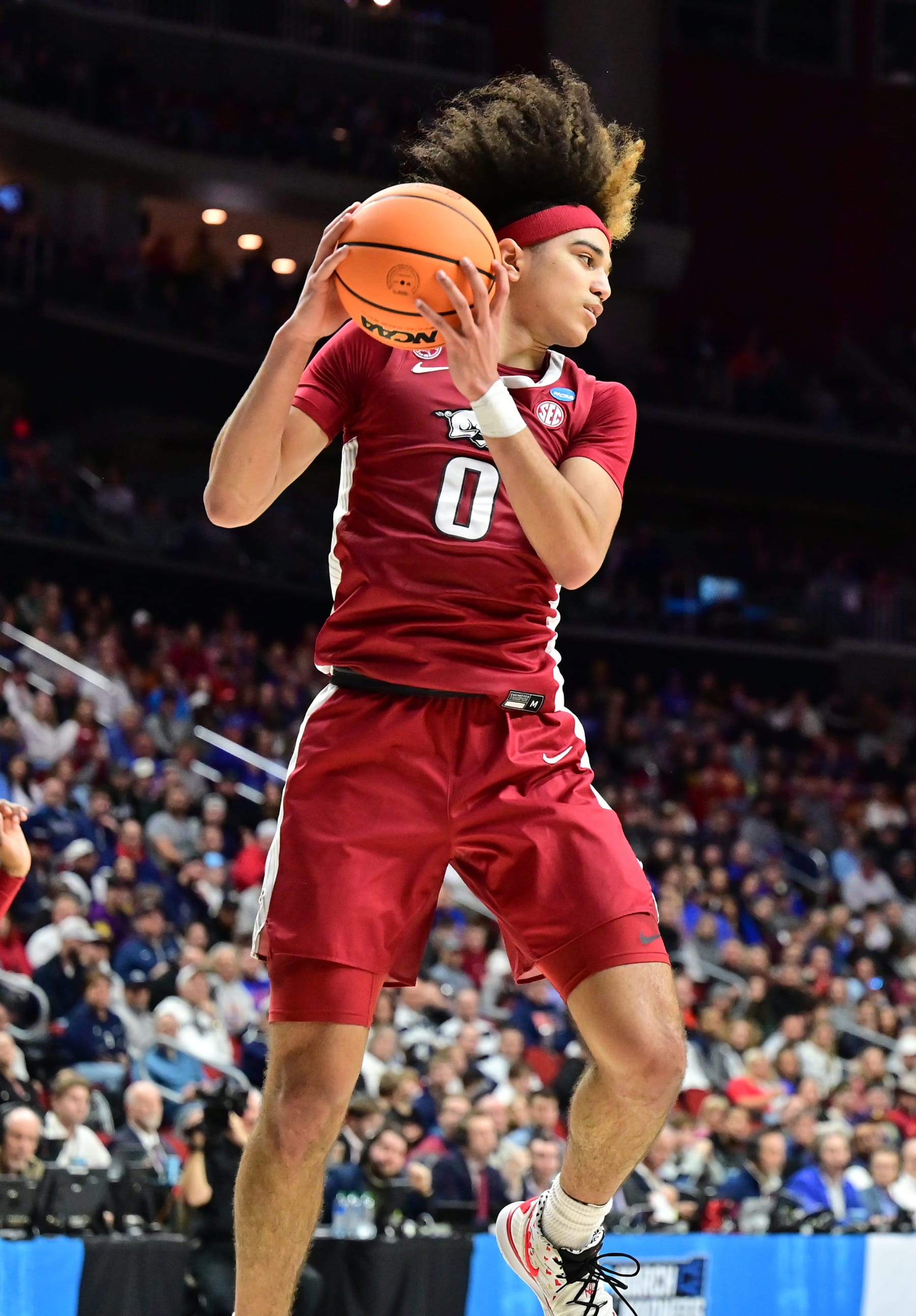 DES MOINES, IA - MARCH 18: Arkansas Razorbacks guard Anthony Black (0) rebounds the ball during the second round of the NCAA Division 1 Men's  Basketball Championship West Regional between the Kansas Jayhawks and the Arkansas Razorbacks on March 18, 2023, at Wells Fargo Arena in Des Moines, IA (Photo by Keith Gillett/Icon Sportswire via Getty Images)