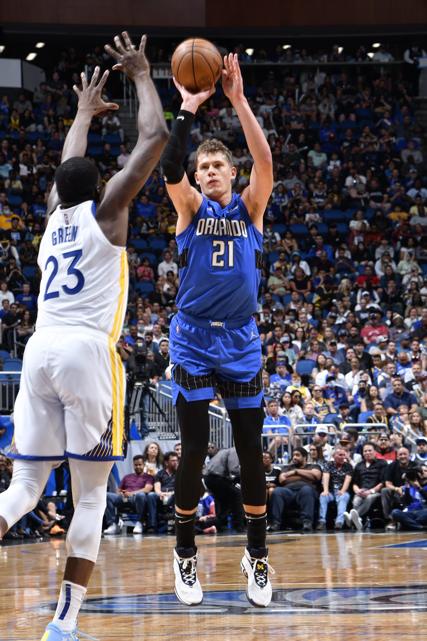 ORLANDO, FL - MARCH 22: Moritz Wagner #21 of the Orlando Magic shoots the ball during the game against the Golden State Warriors on March 22, 2022 at Amway Center in Orlando, Florida. NOTE TO USER: User expressly acknowledges and agrees that, by downloading and or using this photograph, User is consenting to the terms and conditions of the Getty Images License Agreement. Mandatory Copyright Notice: Copyright 2022 NBAE (Photo by Fernando Medina/NBAE via Getty Images)