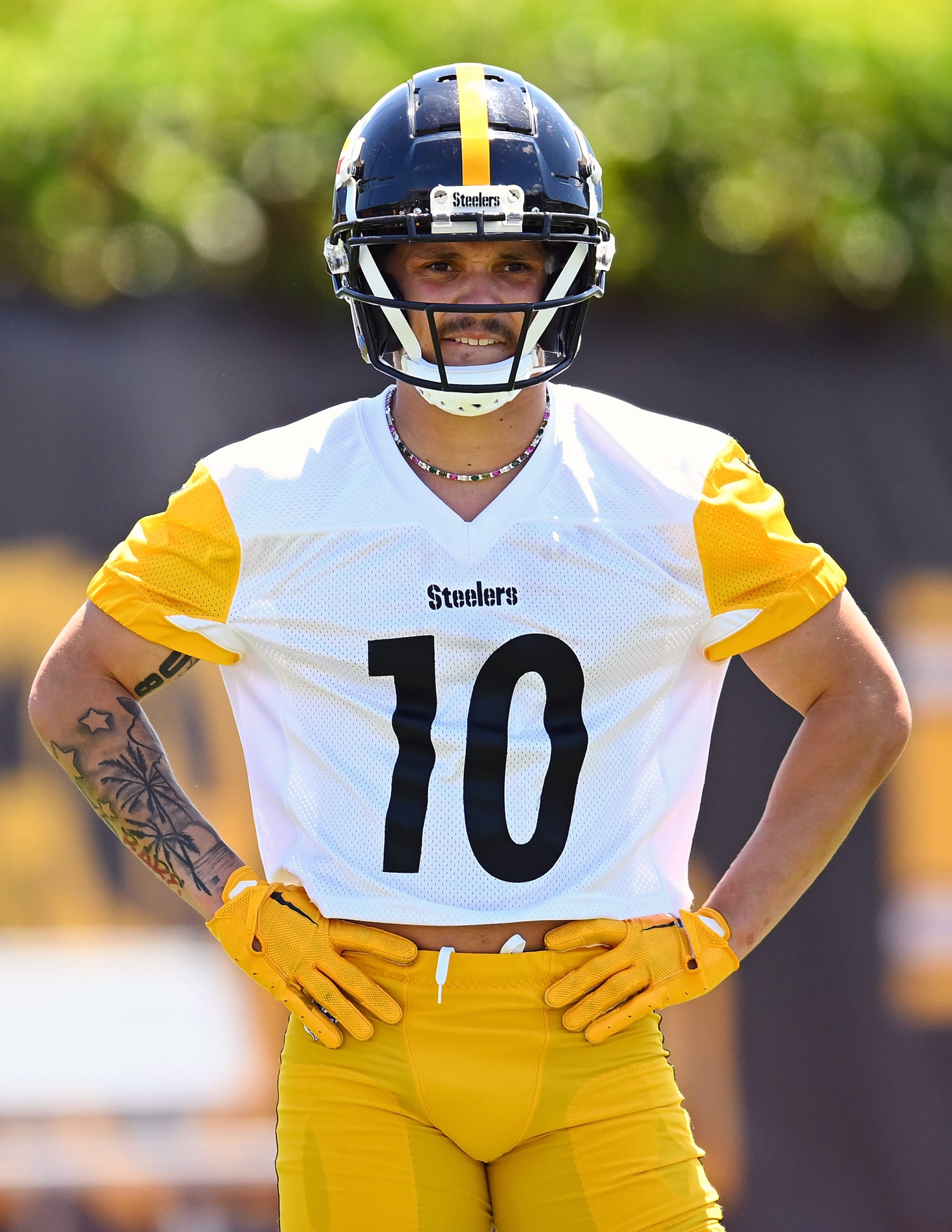 PITTSBURGH, PENNSYLVANIA - JUNE 6:  Roman Wilson #10 of the Pittsburgh Steelers works out during the Pittsburgh Steelers OTA offseason workout at UPMC Rooney Sports Complex on June 6 2024 in Pittsburgh, Pennsylvania. (Photo by Joe Sargent/Getty Images)