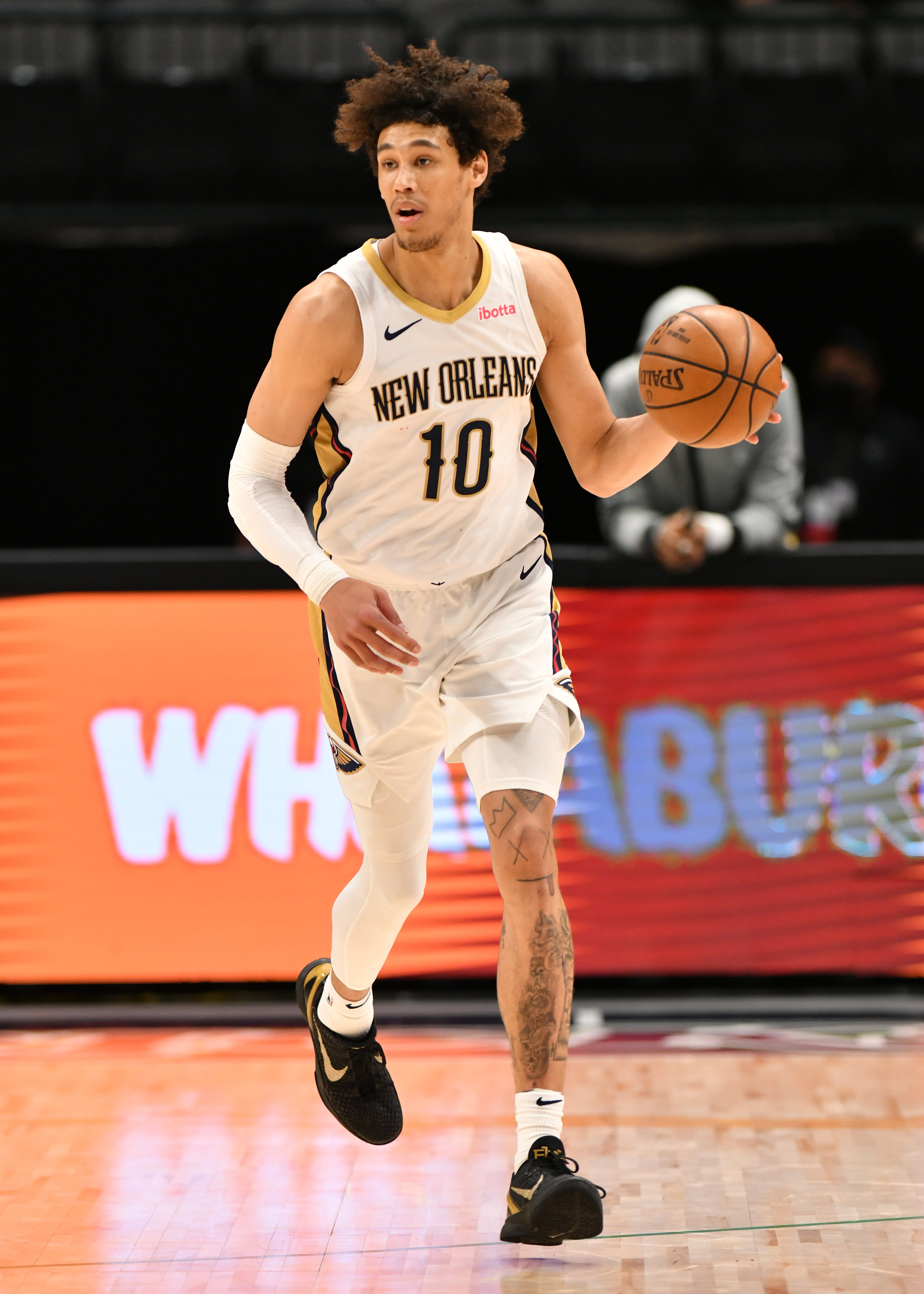 DALLAS, TX - MAY 12: Jaxson Hayes #10 of the New Orleans Pelicans handles the ball during the game against the Dallas Mavericks on May 12, 2021 at the American Airlines Center in Dallas, Texas. NOTE TO USER: User expressly acknowledges and agrees that, by downloading and or using this photograph, User is consenting to the terms and conditions of the Getty Images License Agreement. Mandatory Copyright Notice: Copyright 2021 NBAE (Photo by Glenn James/NBAE via Getty Images)