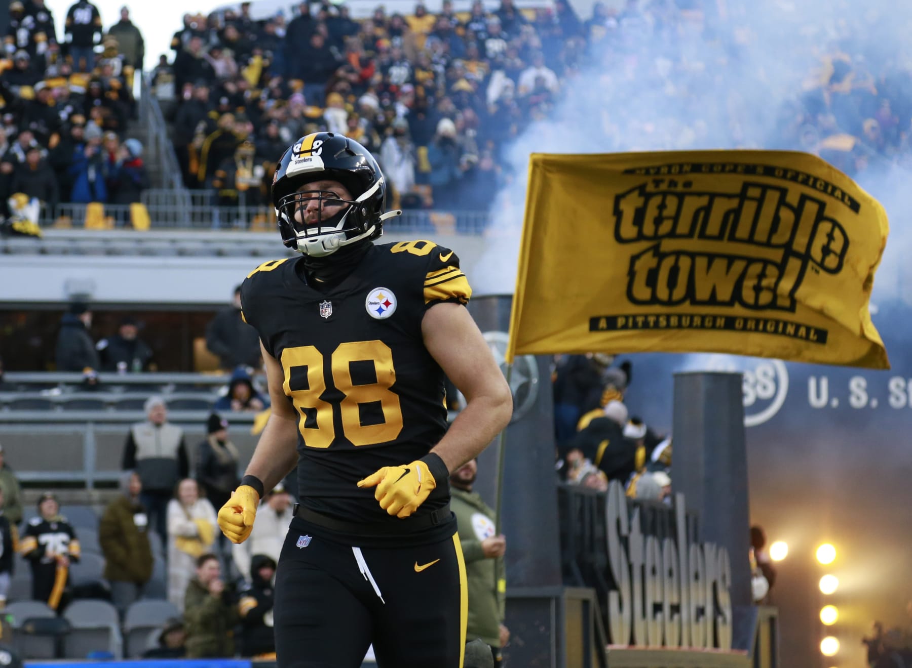 PITTSBURGH, PA - NOVEMEBER 20:  Pat Freiermuth #88 of the Pittsburgh Steelers in action against the Cincinnati Bengals on November 20, 2022 at Acrisure Stadium in Pittsburgh, Pennsylvania.  (Photo by Justin K. Aller/Getty Images)