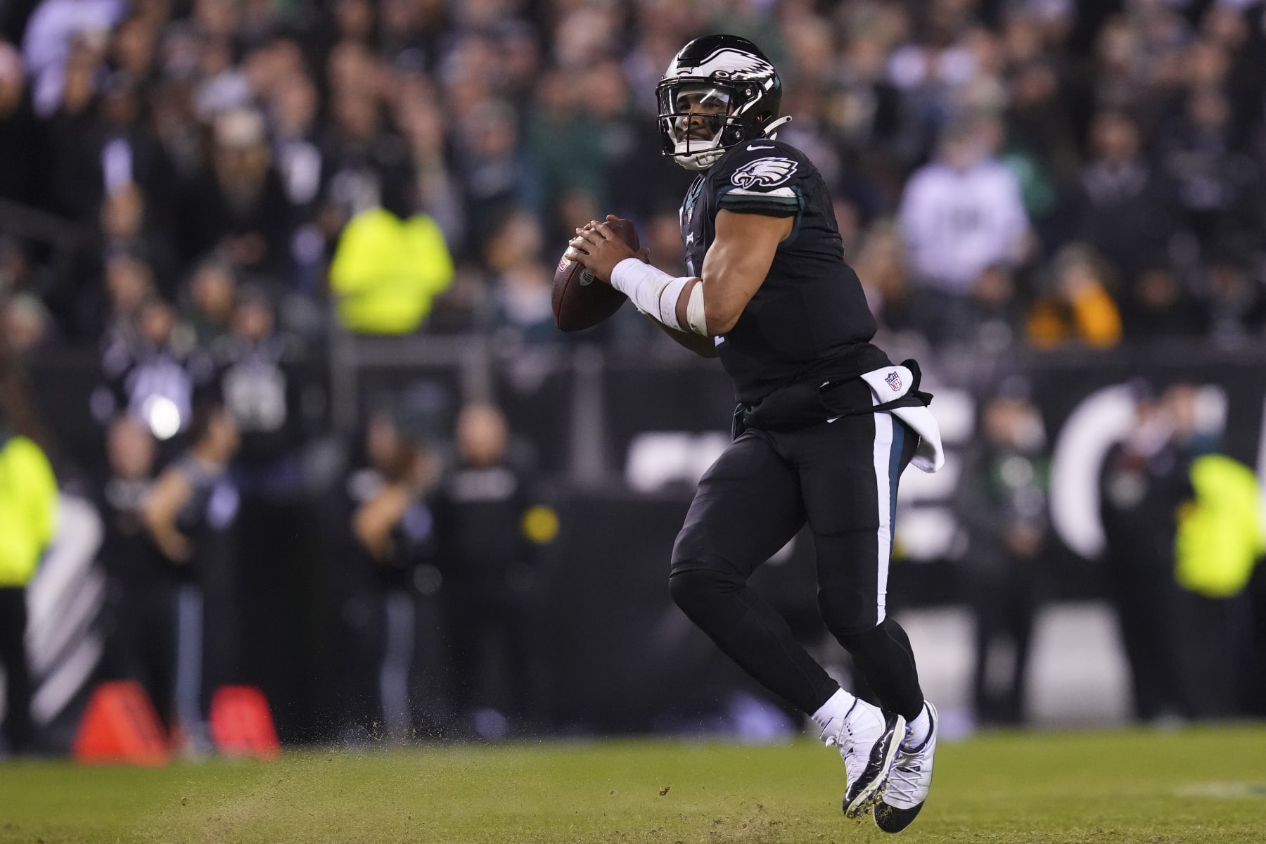 PHILADELPHIA, PA - NOVEMBER 27: Jalen Hurts #1 of the Philadelphia Eagles looks to pass the ball against the Green Bay Packers at Lincoln Financial Field on November 27, 2022 in Philadelphia, Pennsylvania. (Photo by Mitchell Leff/Getty Images)