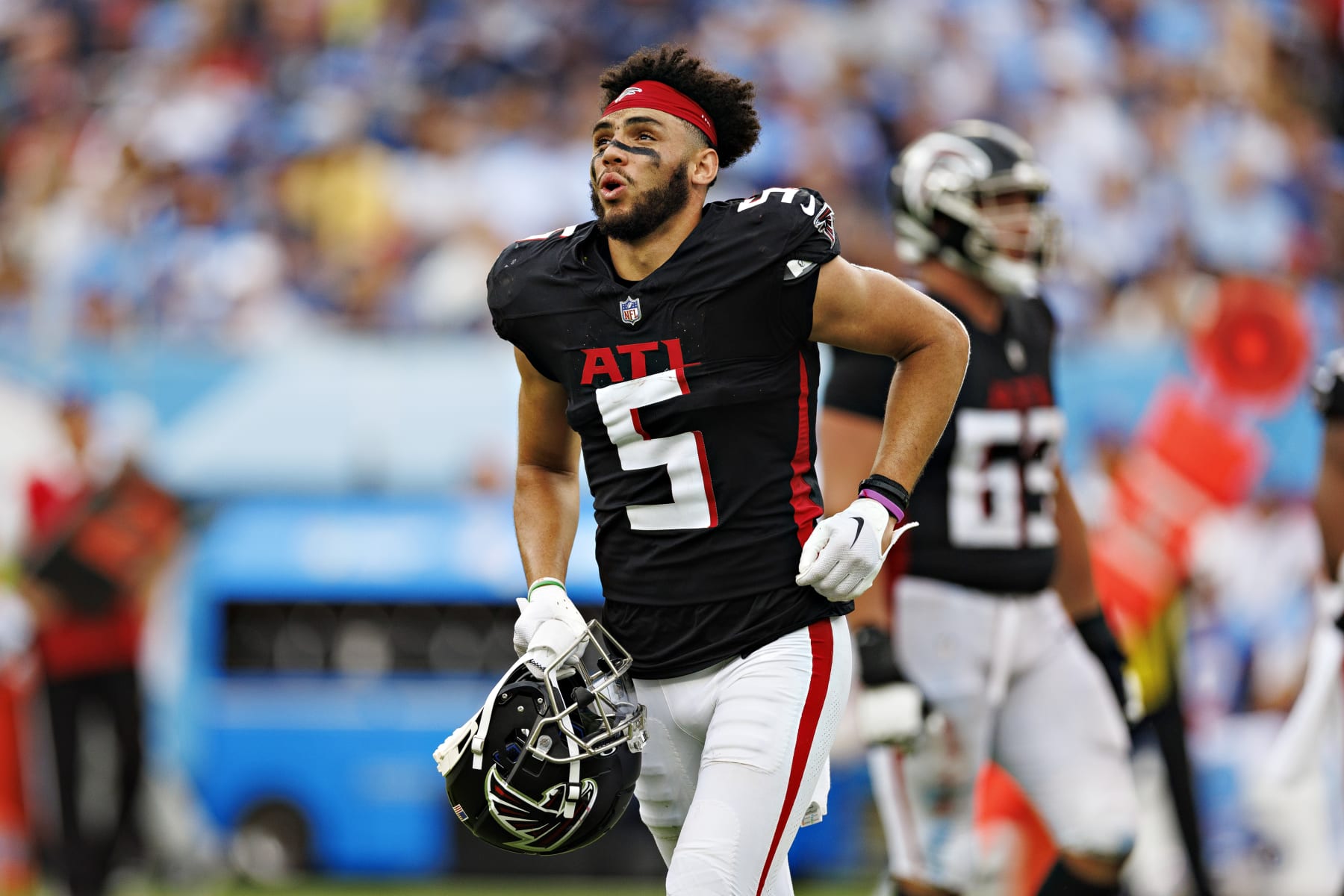 NASHVILLE, TENNESSEE - OCTOBER 29:  Drake London #5 of the Atlanta Falcons jogs off the field after his helmet knocked off during the game against the Tennessee Titans at Nissan Stadium on October 29, 2023 in Nashville, Tennessee. The Titans defeated the Falcons 28-23. (Photo by Wesley Hitt/Getty Images)