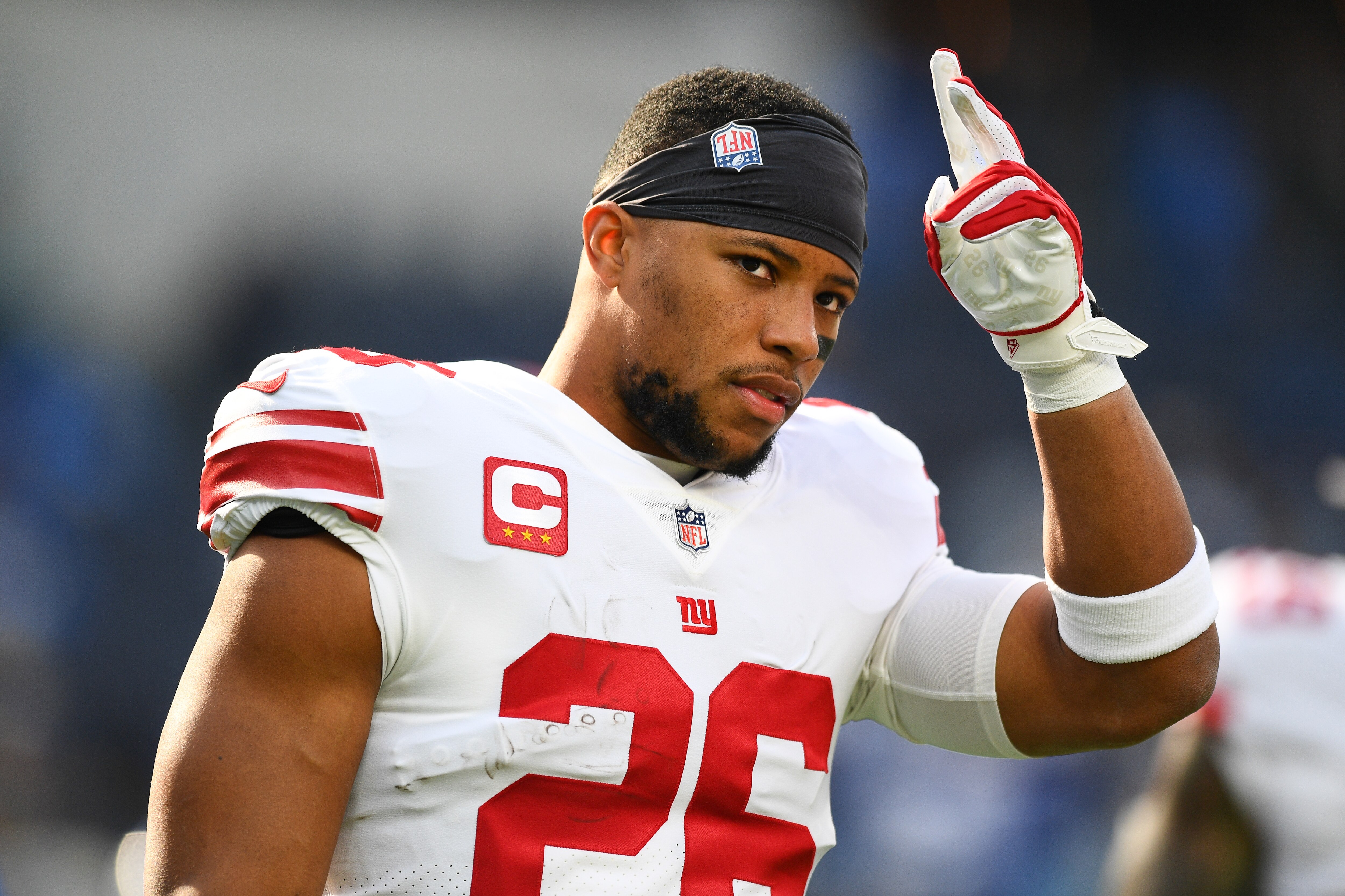 INGLEWOOD, CA - DECEMBER 12: New York Giants Running Back Saquon Barkley (26) salute the fans during the NFL game between the New York Giants and the Los Angeles Chargers on December 12, 2021, at SoFi Stadium in Inglewood, CA. (Photo by Brian Rothmuller/Icon Sportswire via Getty Images)