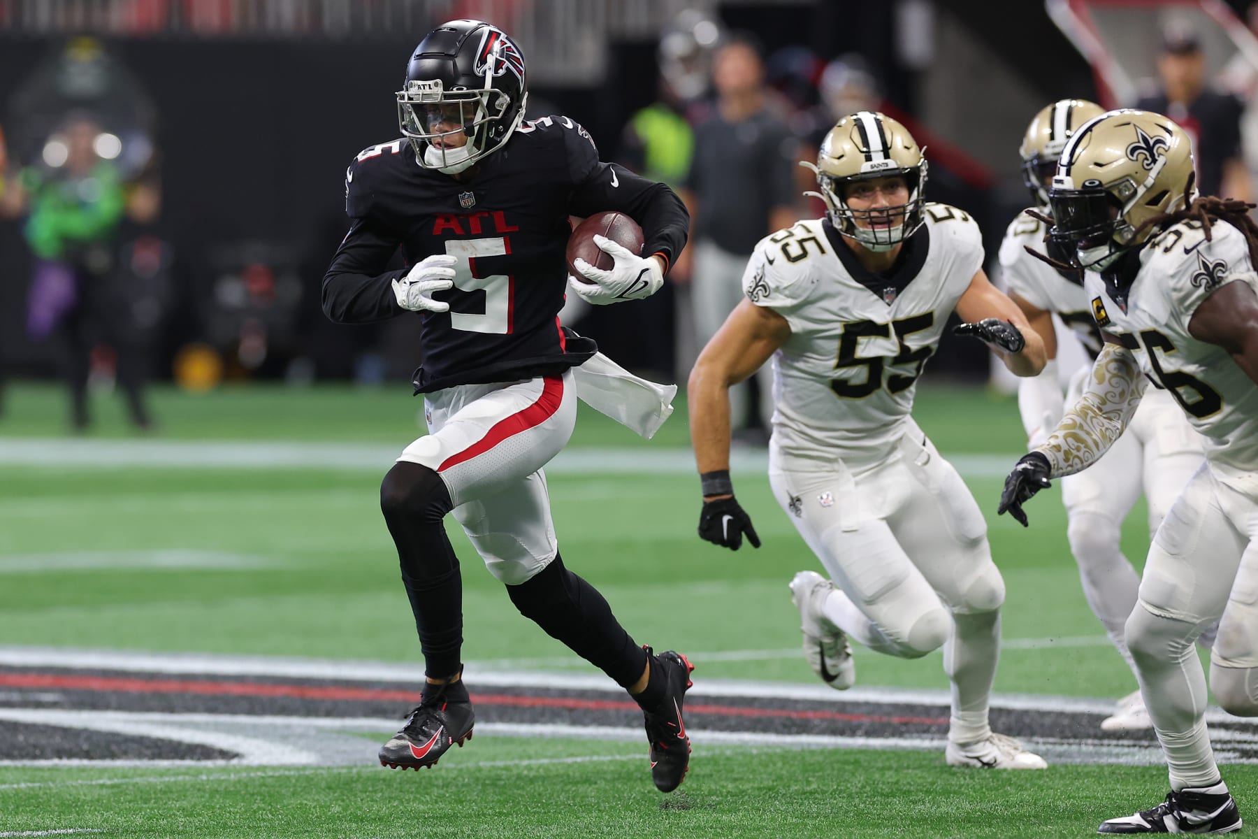 ATLANTA, GEORGIA - SEPTEMBER 11: Drake London #5 of the Atlanta Falcons runs the ball in front of Demario Davis #56 of the New Orleans Saints during the second quarter at Mercedes-Benz Stadium on September 11, 2022 in Atlanta, Georgia. (Photo by Kevin C. Cox/Getty Images)